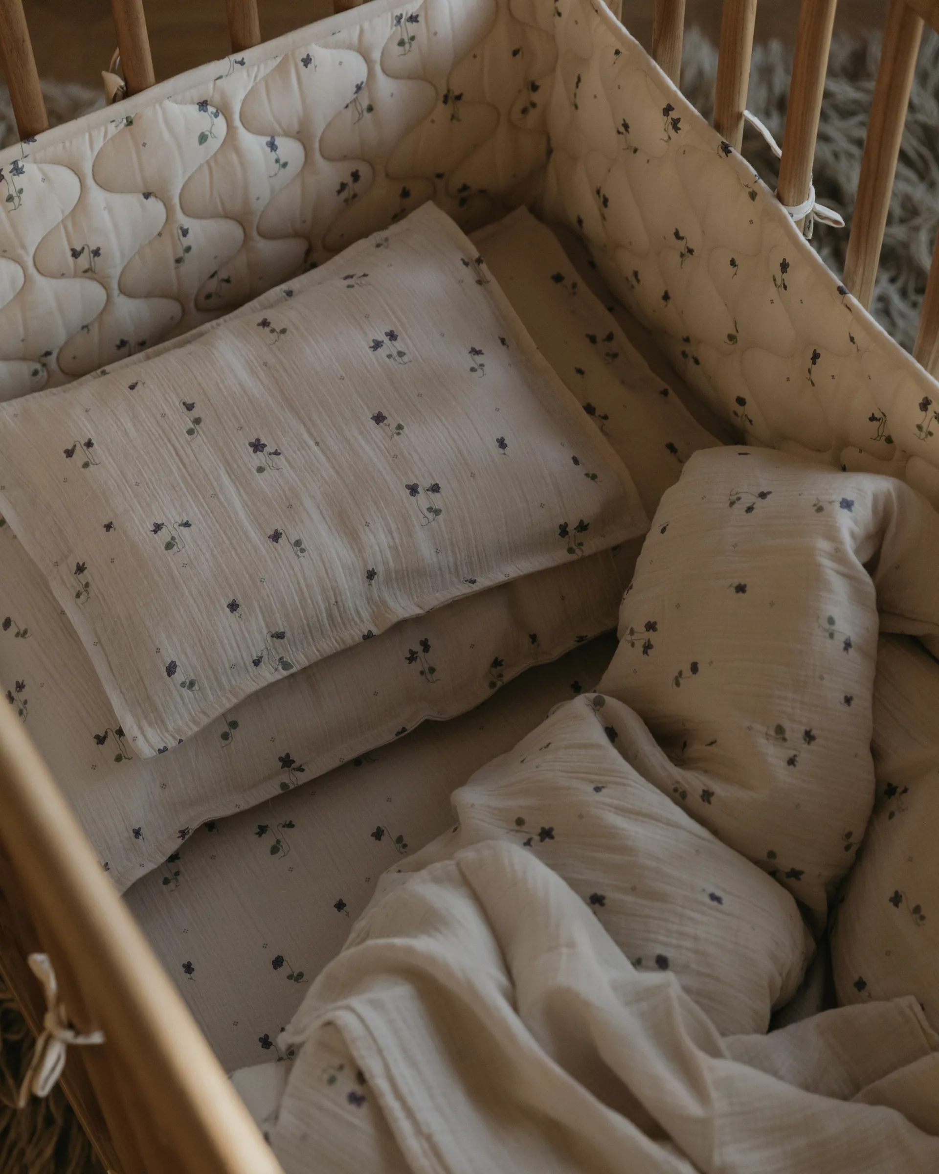 Viola Satin quiltet sprinkelsengbeskytter, 30x360 cm Garbo&Friends