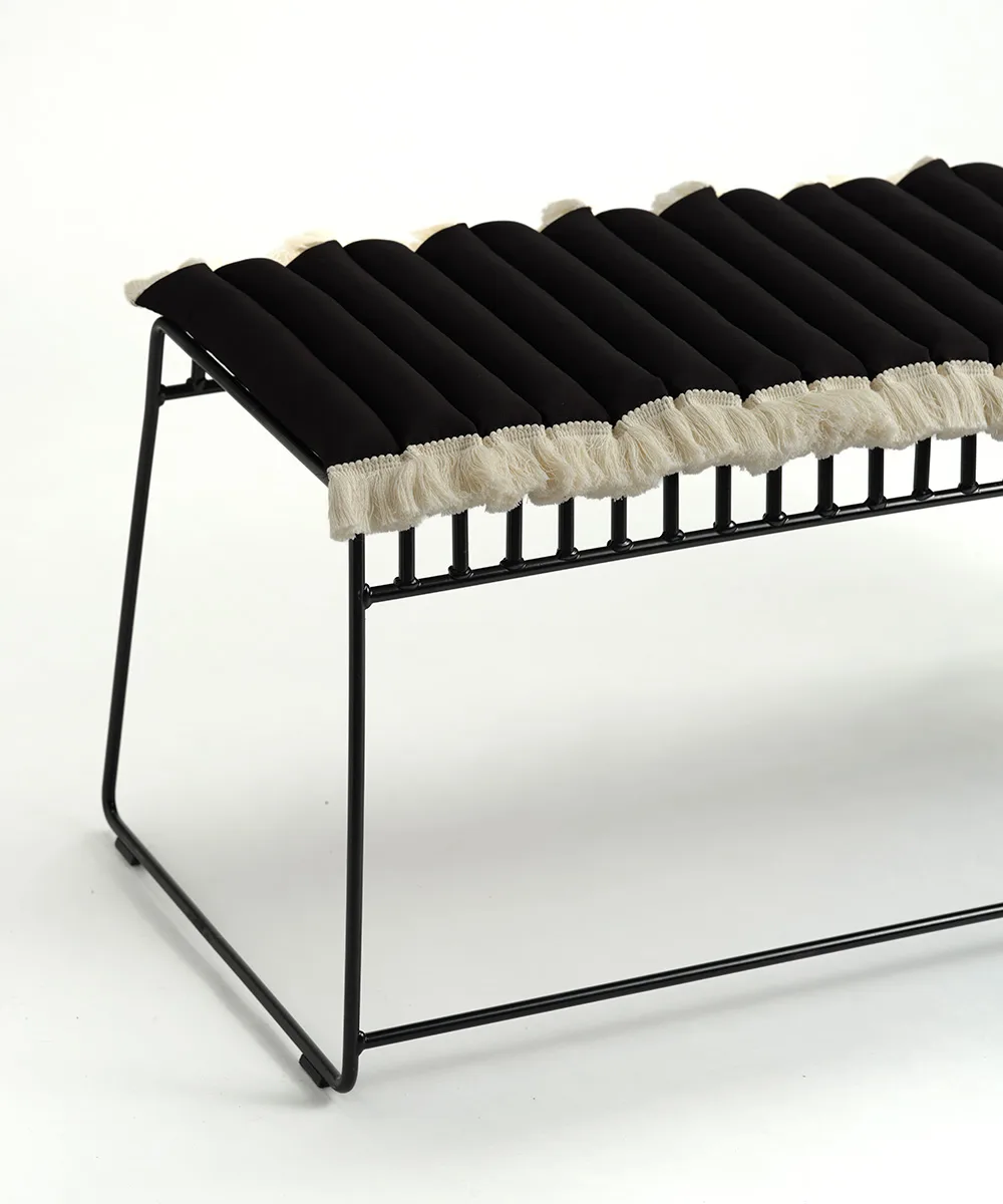 Garden Glory sittepute med frynser, Svart, offwhite frynser, 38x120 cm Garden Glory