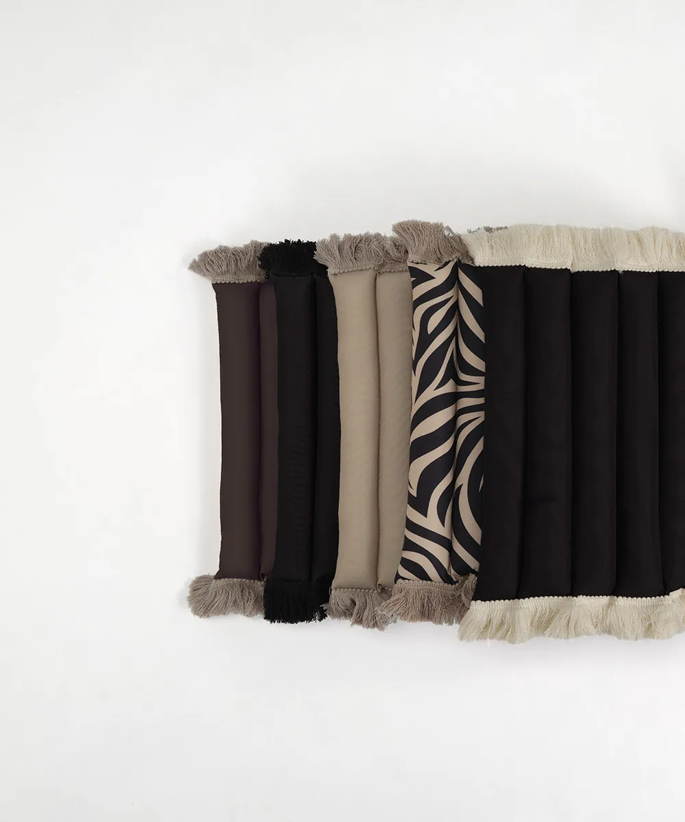 Garden Glory sittepute med frynser, Svart, offwhite frynser, 38x120 cm Garden Glory