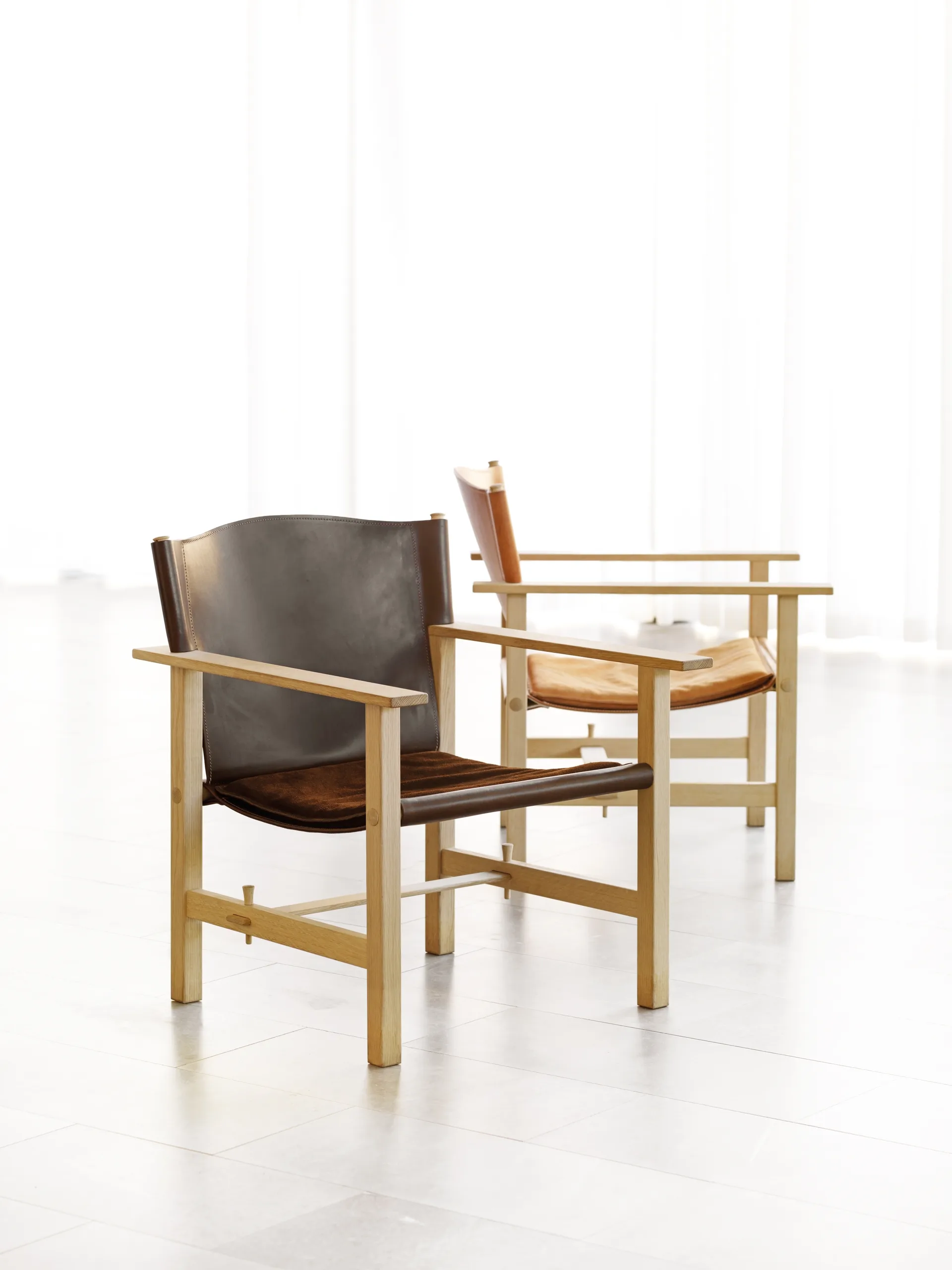 Ferdinand lenestol, Ubehandlet Eik-Tärnsjö skinn mørkebrun Gärsnäs