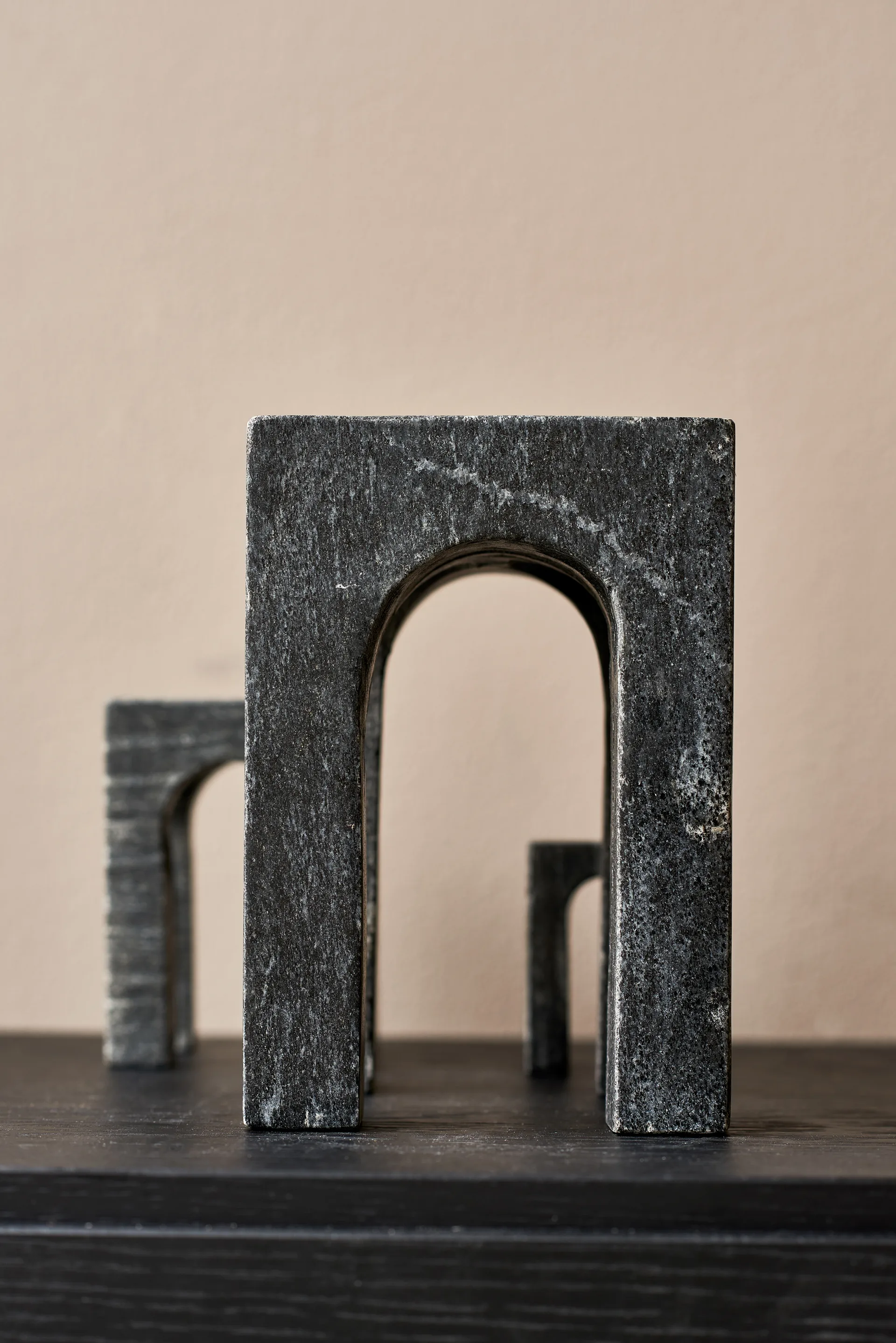 Arkis bokstøtte 3 deler, Svart Gejst