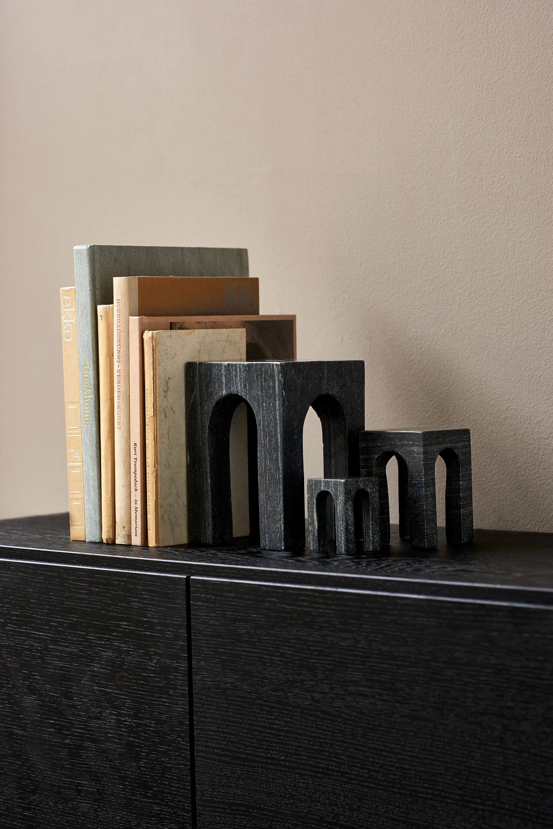 Arkis bokstøtte 3 deler, Svart Gejst