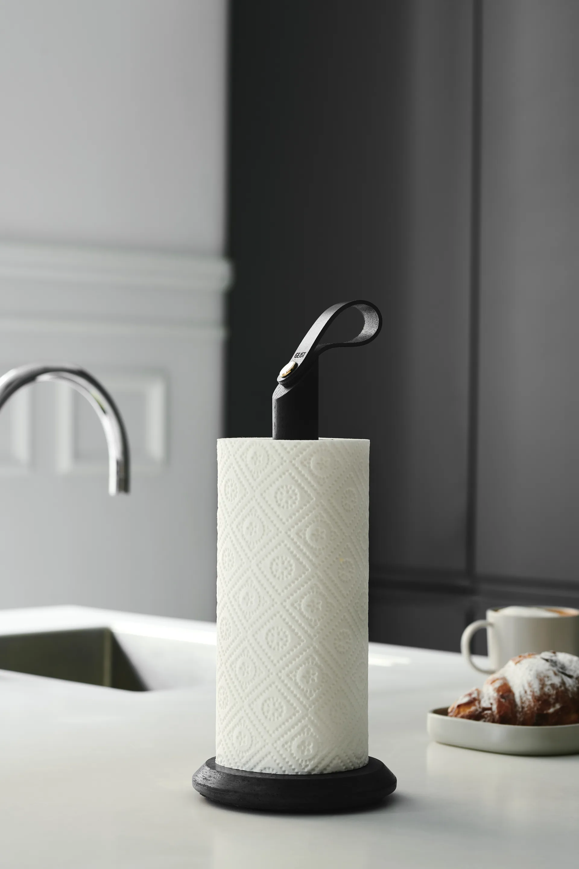 Grab tørkerullholder, Svartbeiset eik Gejst