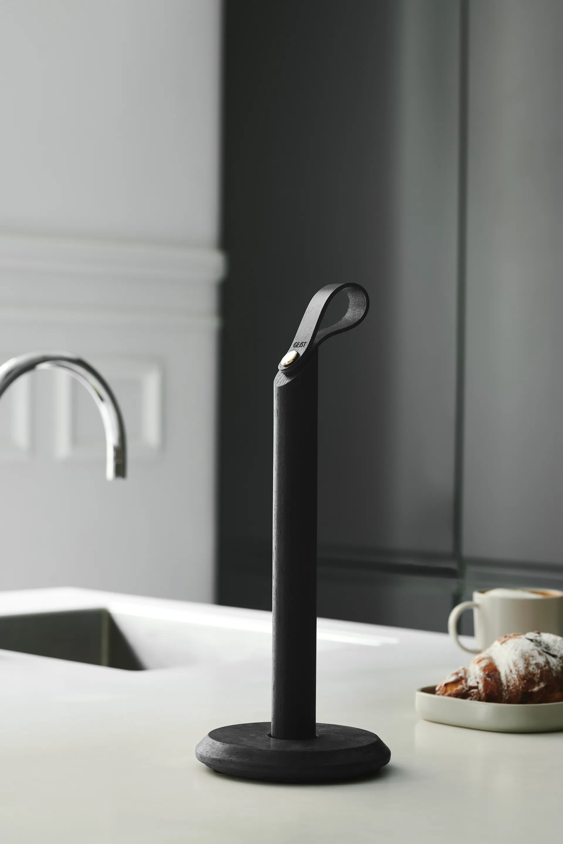 Grab tørkerullholder, Svartbeiset eik Gejst