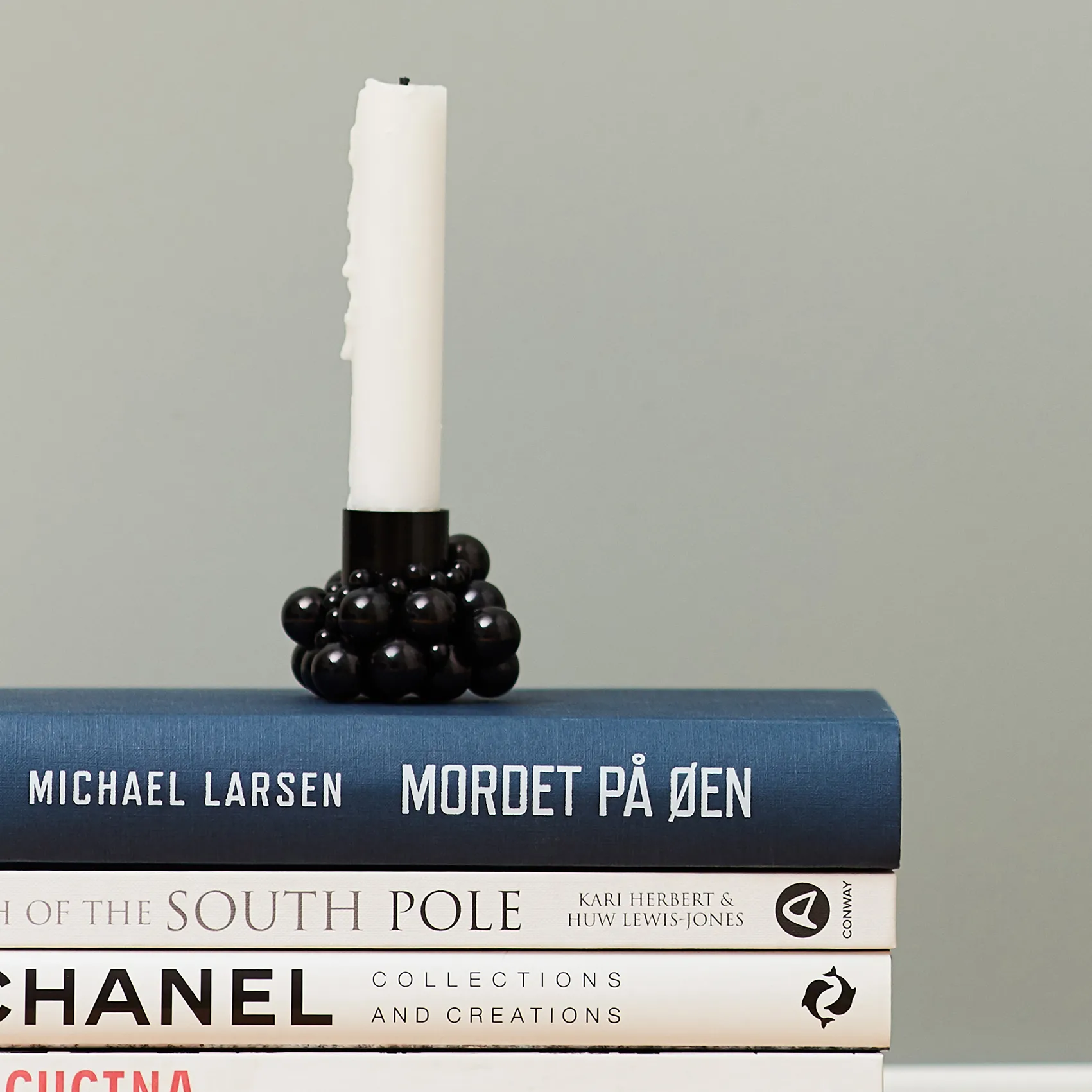 Molekyl lysestake 1, Svart Gejst