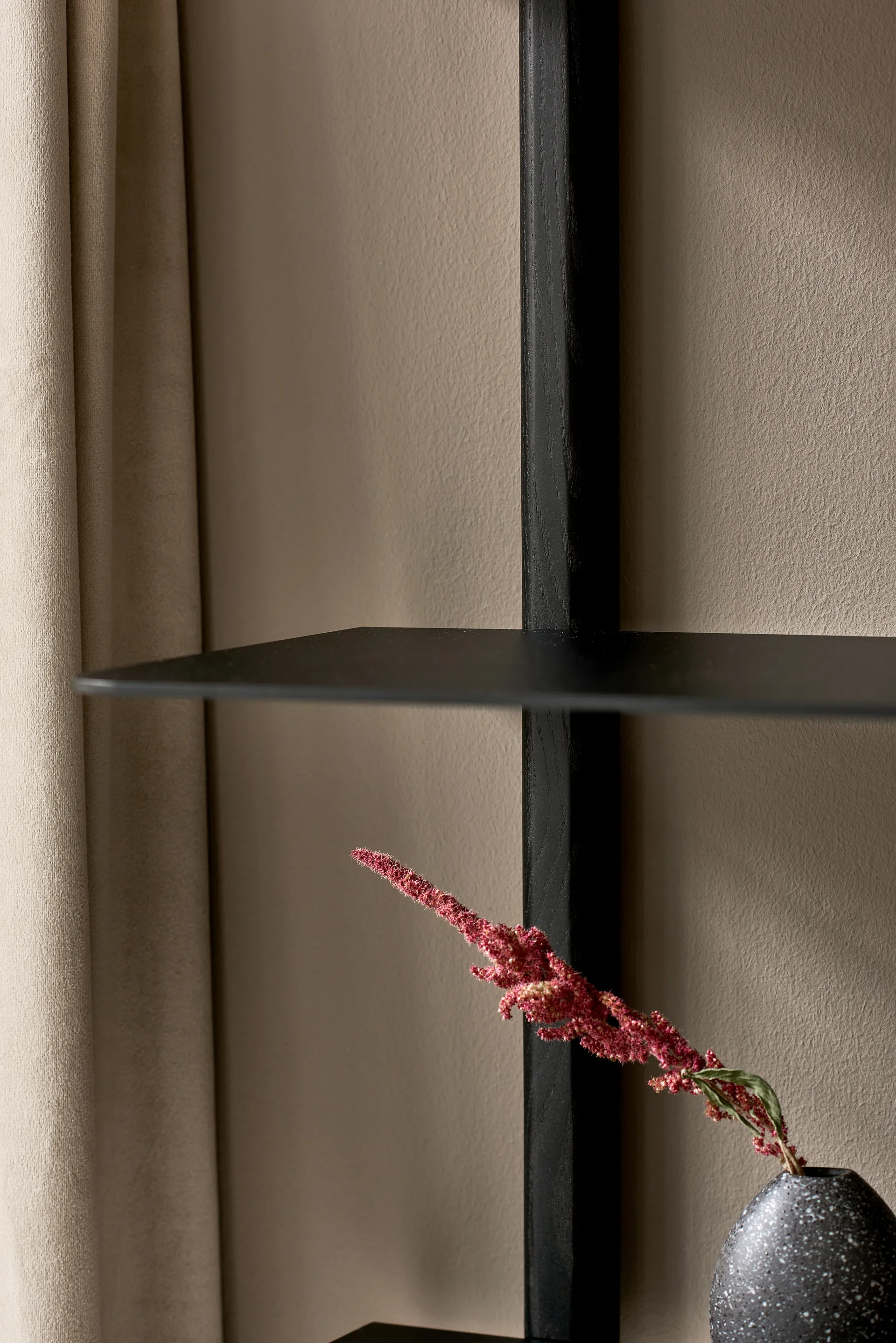 Nivo hylle A large, Svartbeiset ask-svart Gejst