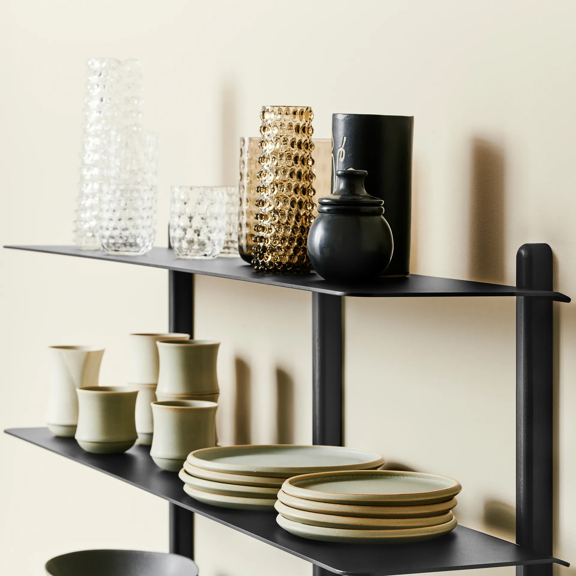 Nivo hylle D large, Svartbeiset ask-svart Gejst