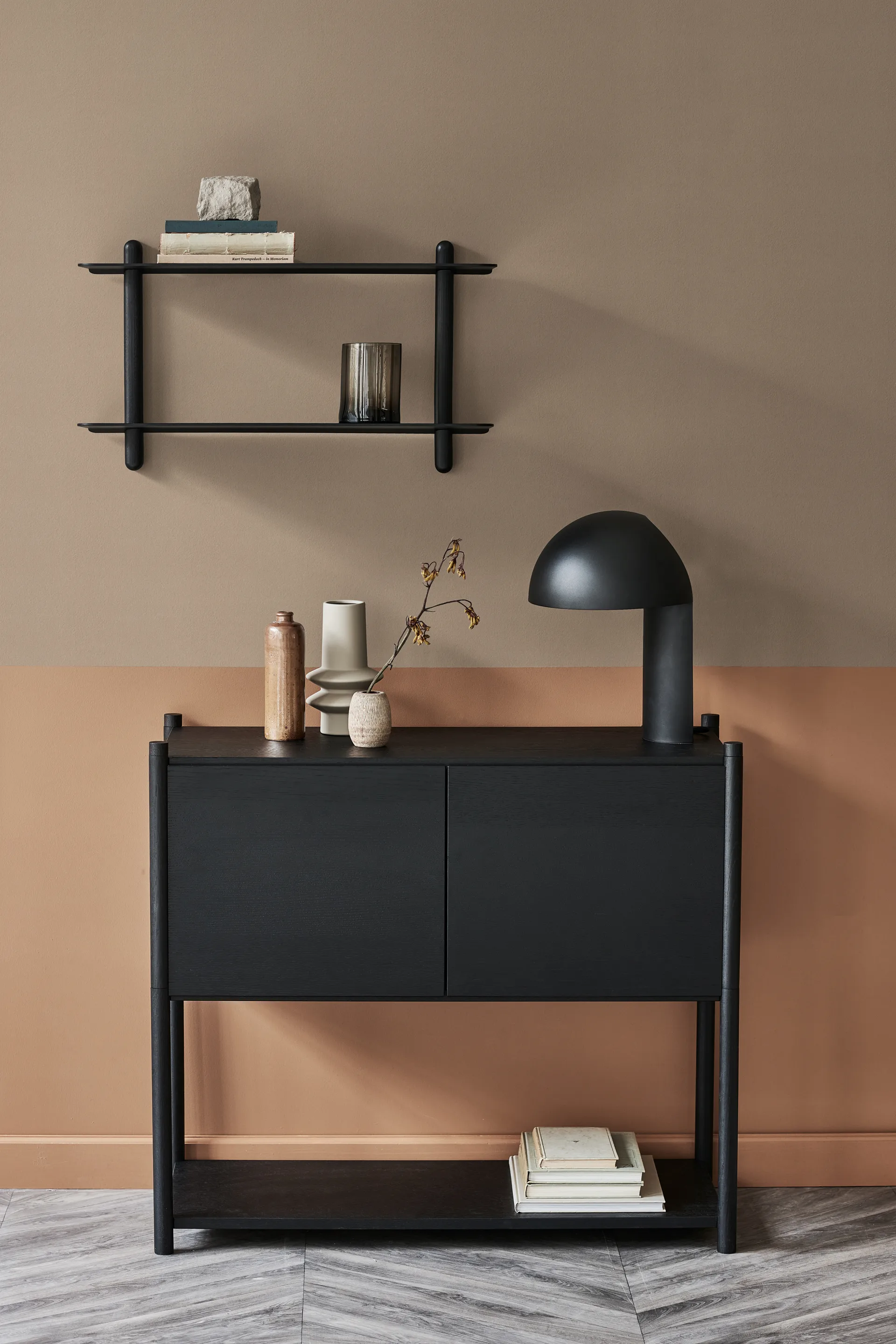 Nivo hylle F large, Svartbeiset ask-svart Gejst