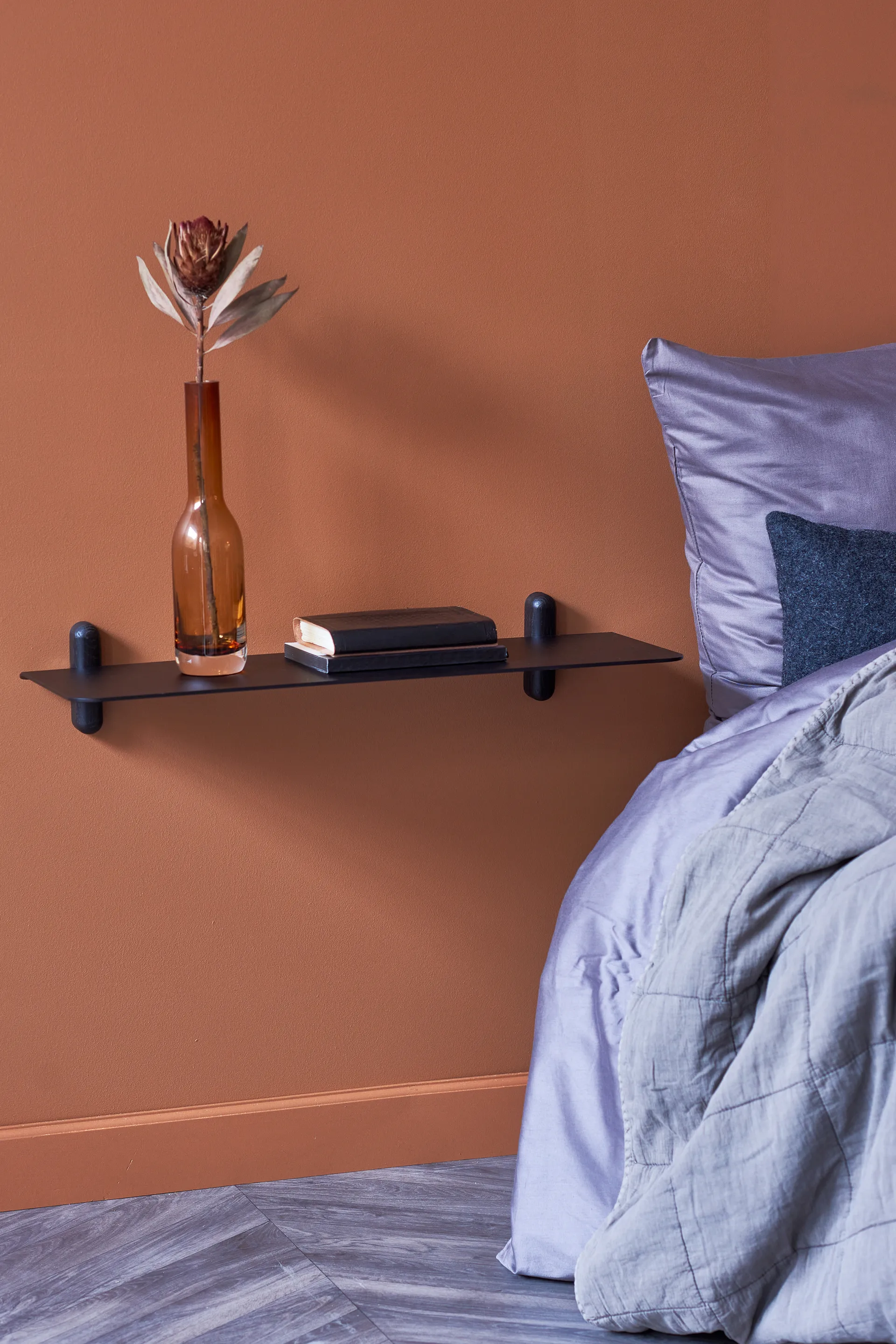 Nivo hylle G large, Svartbeiset ask-svart Gejst