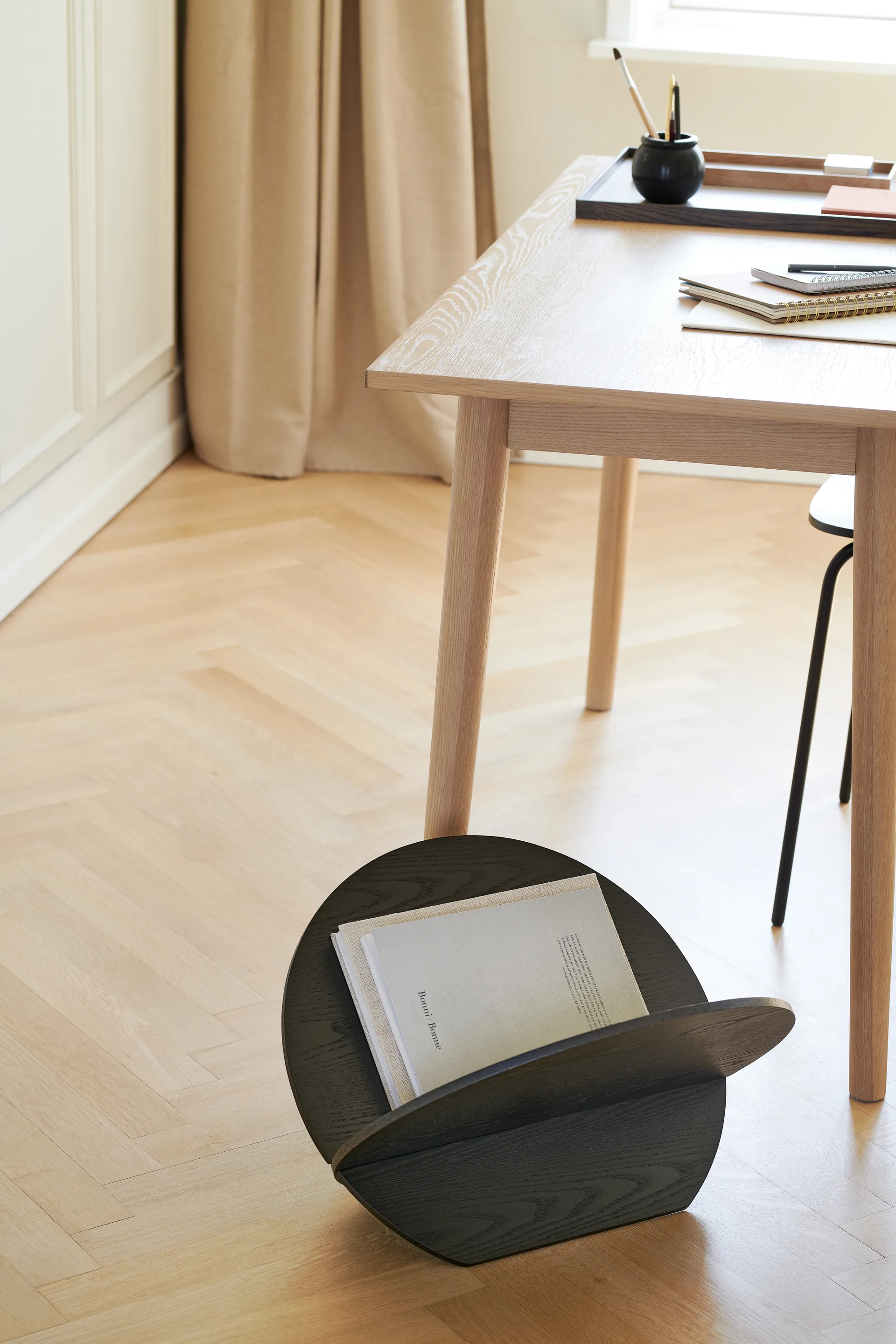 Silia magasinstativ, Sort ask Gejst