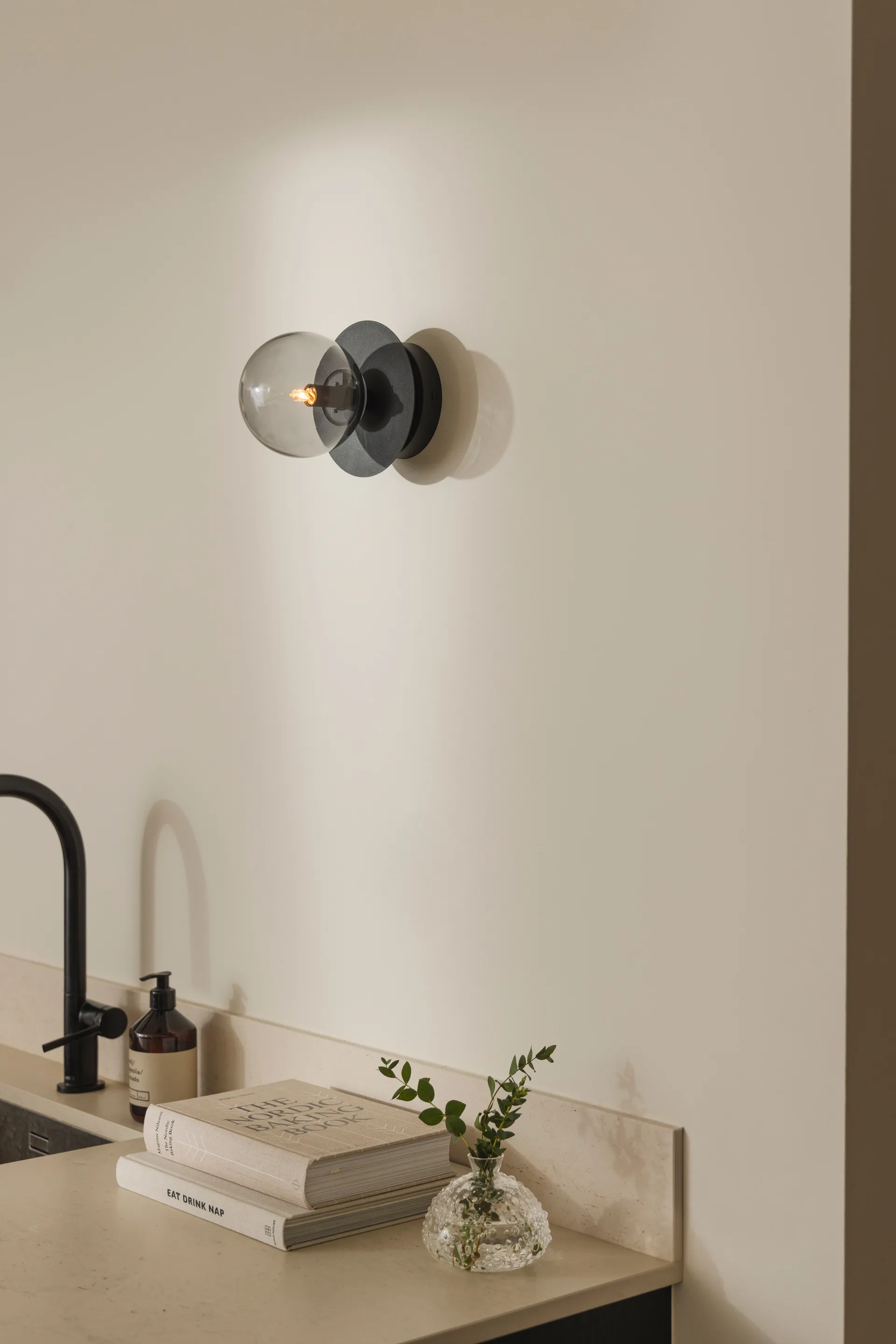 Art Deco taklampe, Svart-røyk Globen Lighting