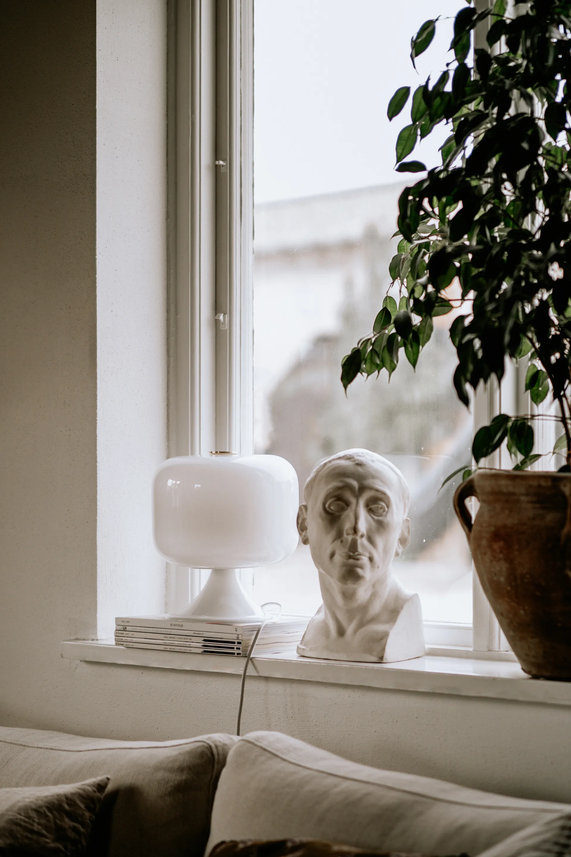 Bullen 25 bordlampe, Hvit Globen Lighting