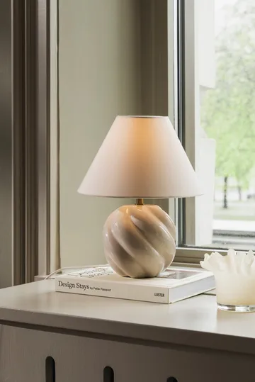 Dahlia bordlampe - Beige - Globen Lighting