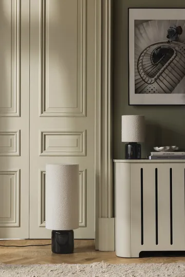 Florian gulvlampe - Hvit bouclé/svart, Ø30x80 cm - Globen Lighting