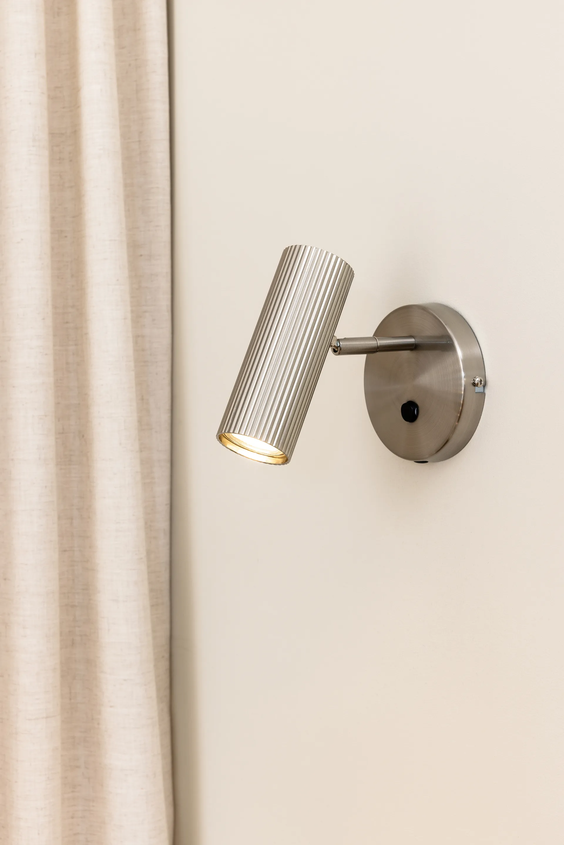 Hubble vegglampe, Børstet stål Globen Lighting