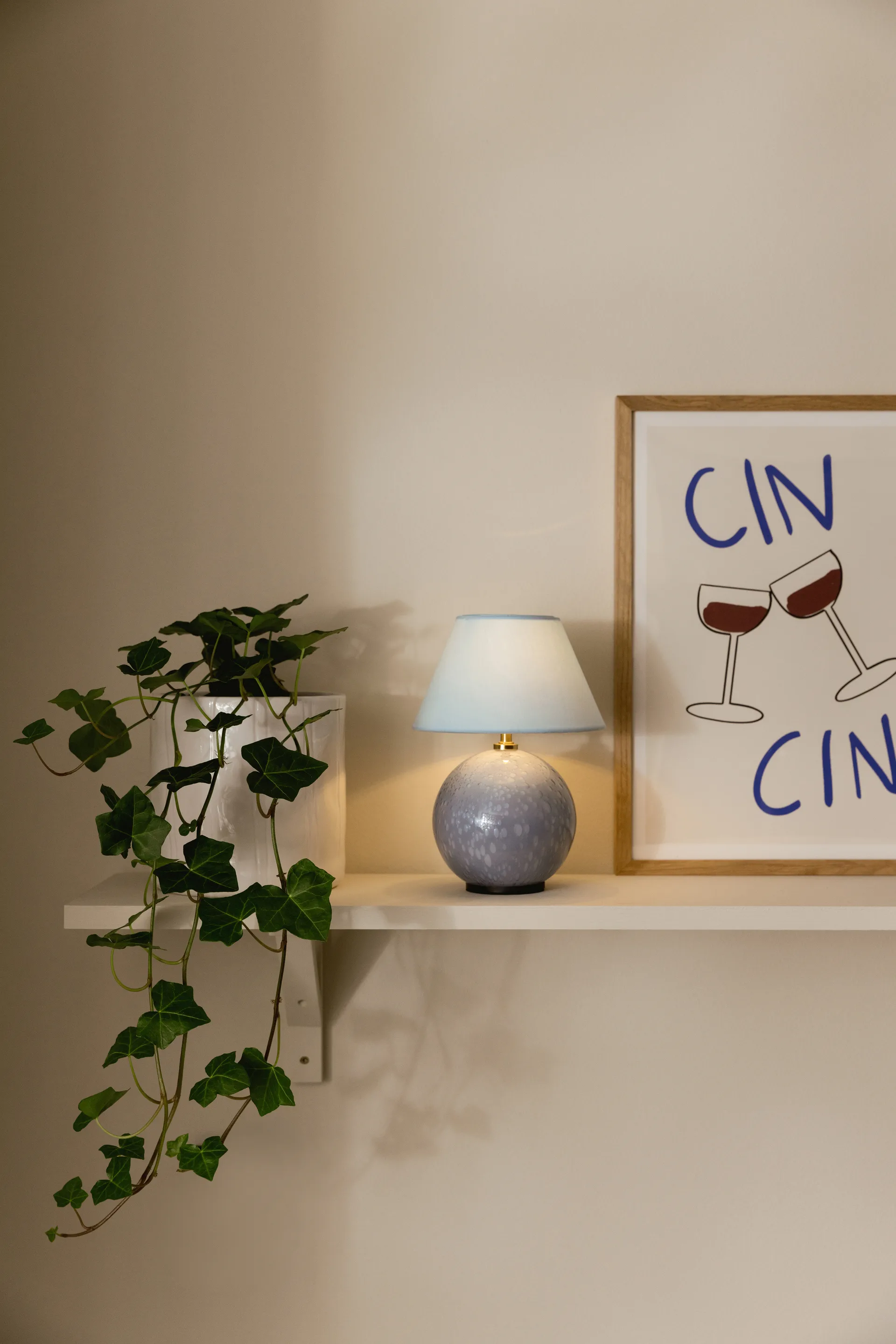 Iris 16 portabel bordlampe, Dueblå Globen Lighting