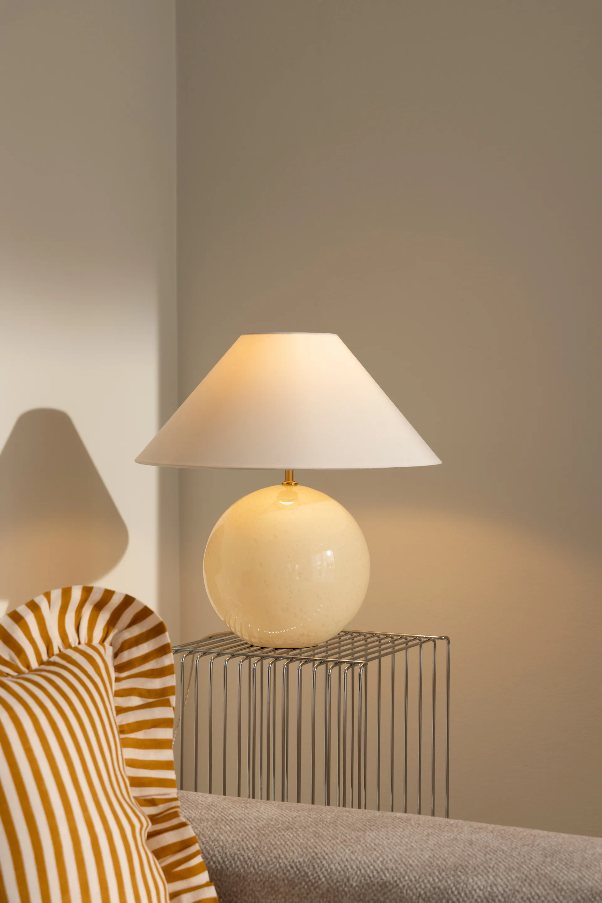 Iris 45 bordlampe, Hvit Globen Lighting