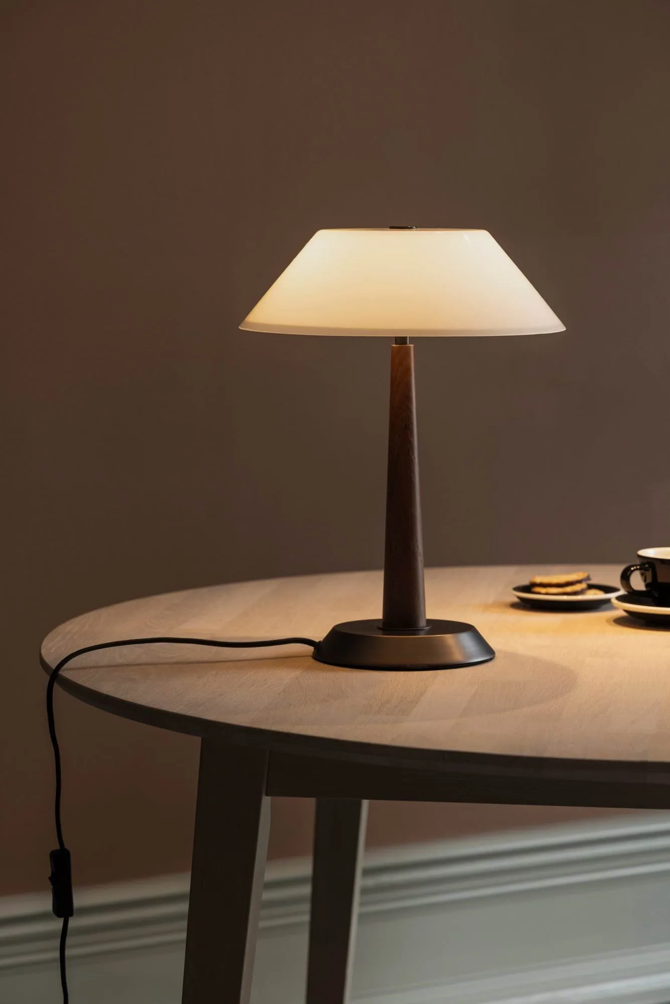 Ligna bordlampe, Brunbeiset, Ø29x39,2 cm Globen Lighting