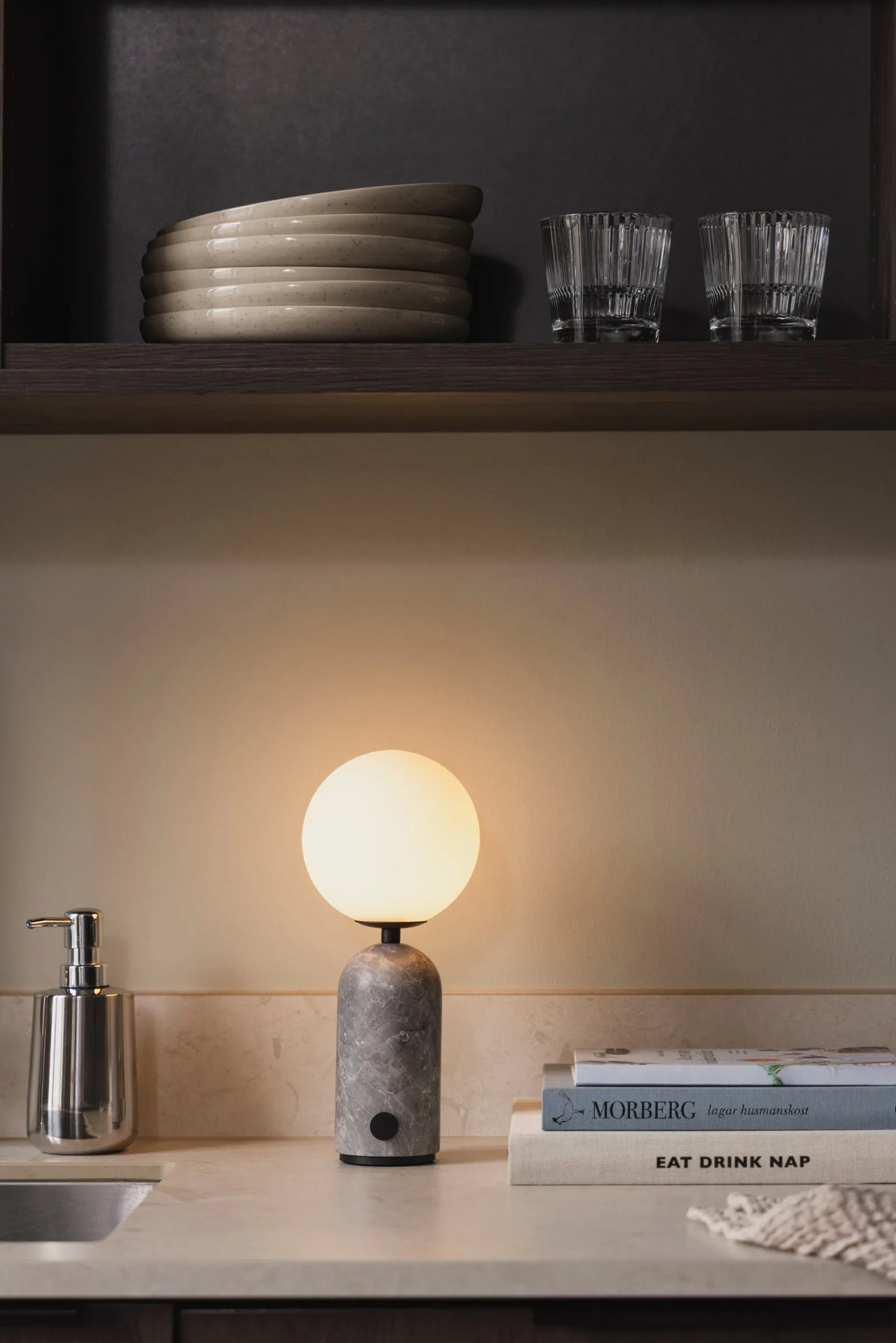 Torrano portabel bordlampe, Grå marmor Globen Lighting