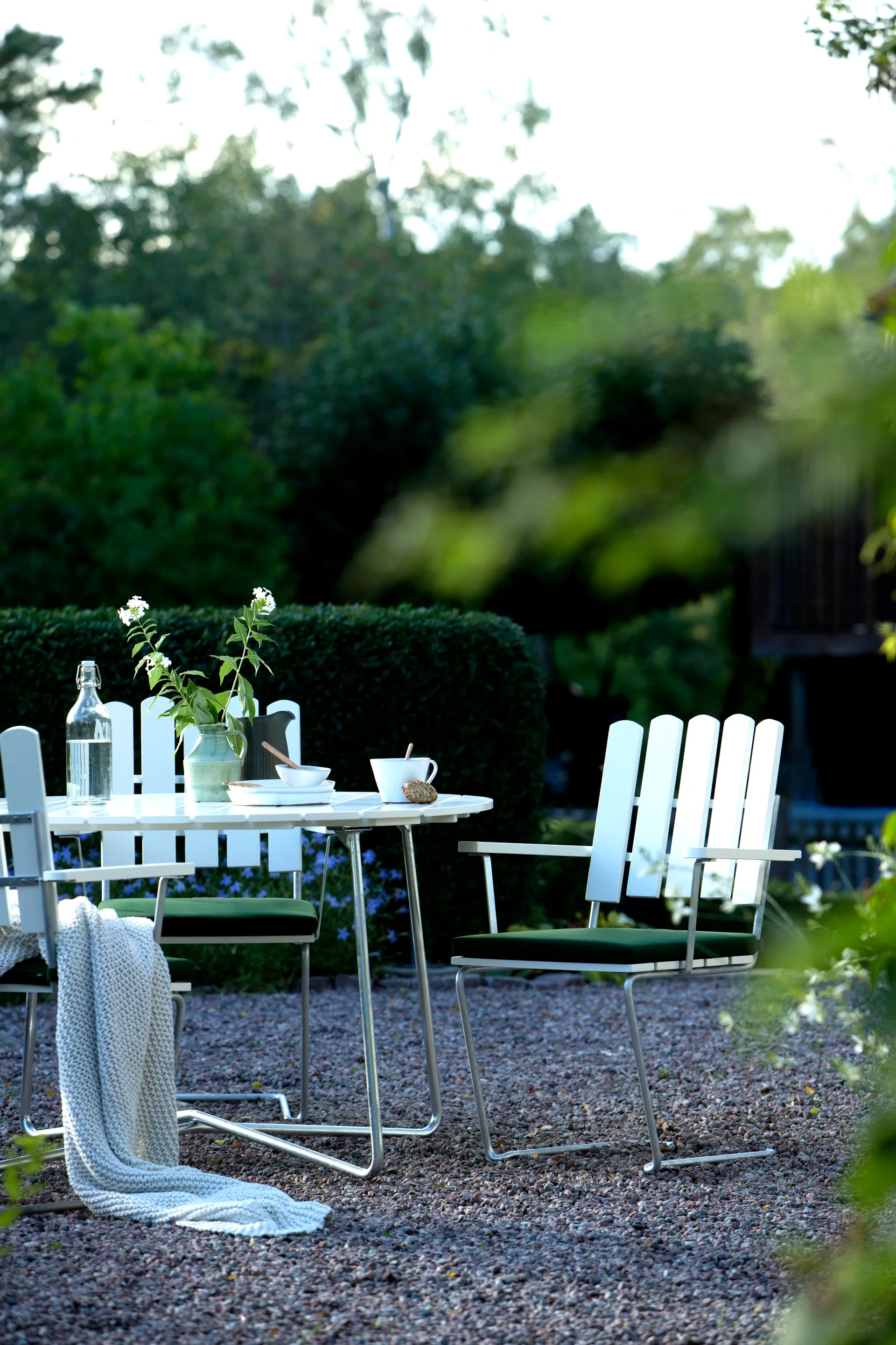 Grythyttan spisegruppe hvit 9A Ø120cm + 5stk A2 Grythyttan Stålmöbler