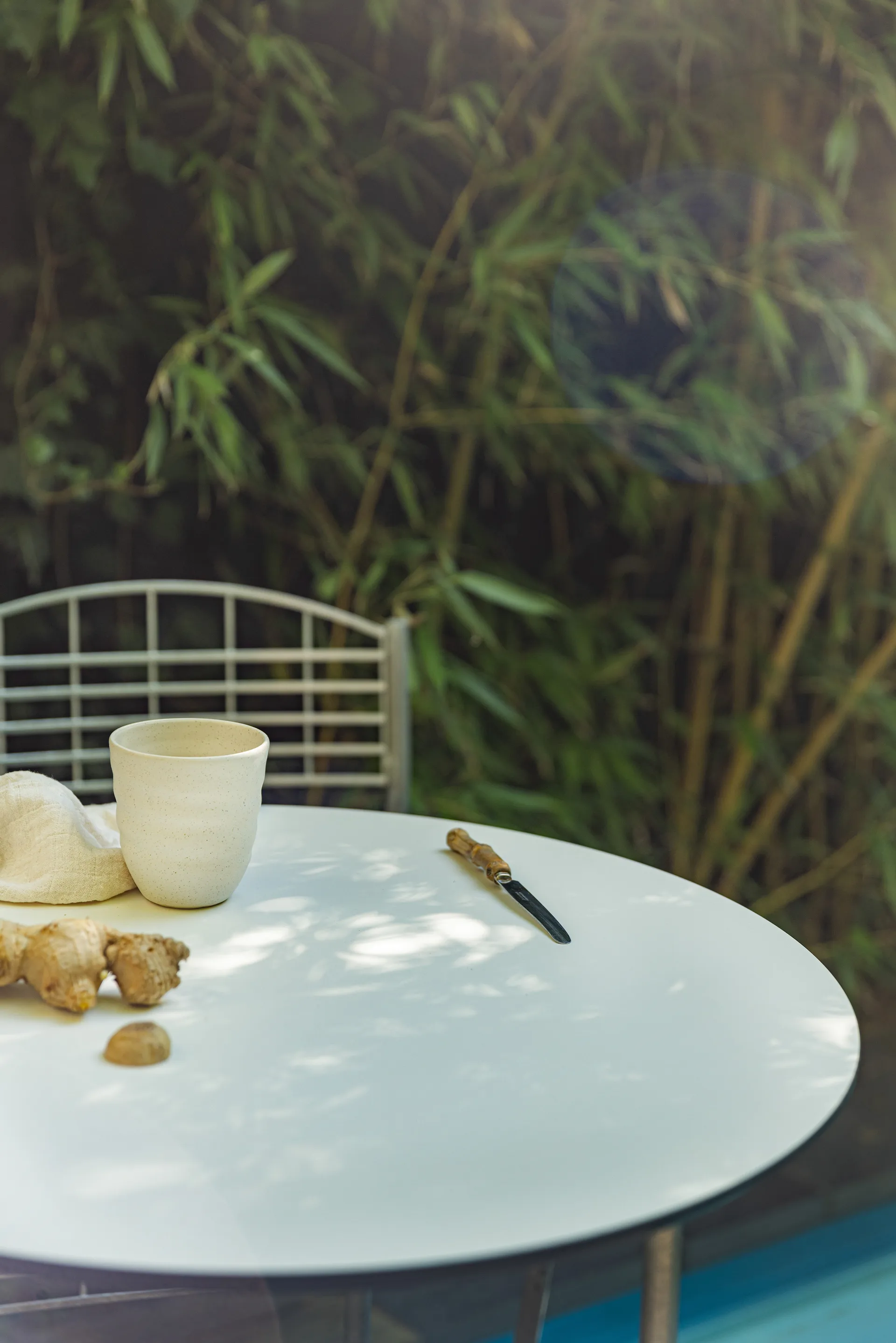 High Tech bord, Hvit-varmgalvanisert stativ, Ø60 cm Grythyttan Stålmöbler