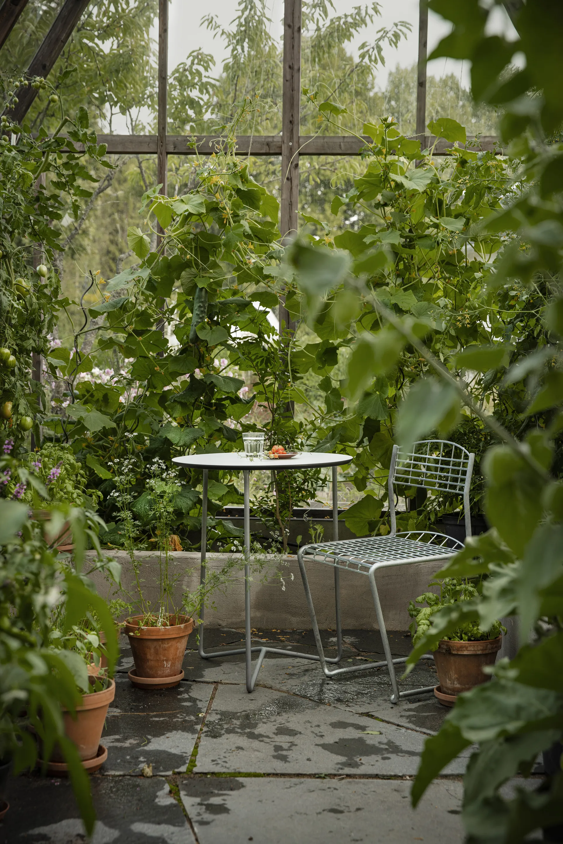 High Tech bord, Hvit-varmgalvanisert stativ, Ø60 cm Grythyttan Stålmöbler