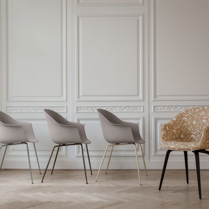 Bat stol, Alabaster white, sort stålstativ GUBI