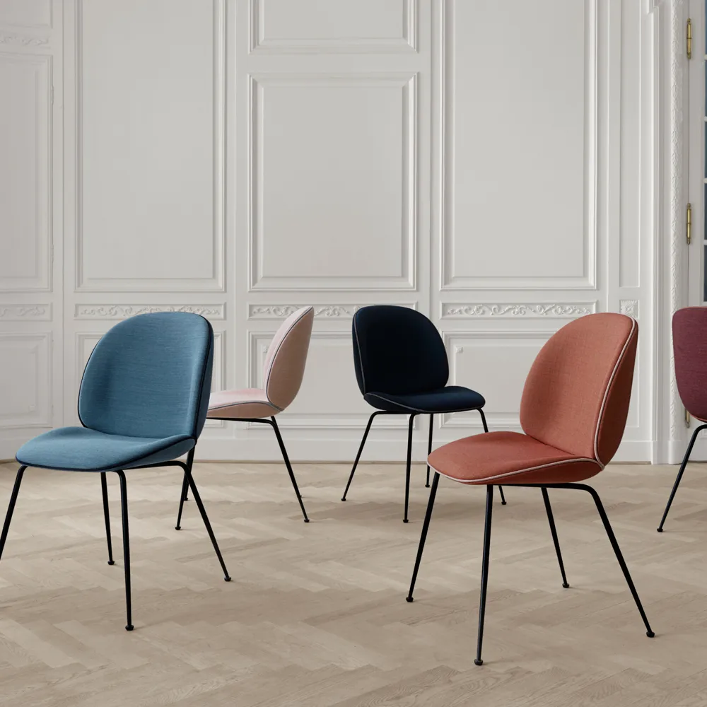 Beetle dining chair fully upholstered conic base, tekstil velluto cotone 970 mørkeblå, sort stålstativ GUBI