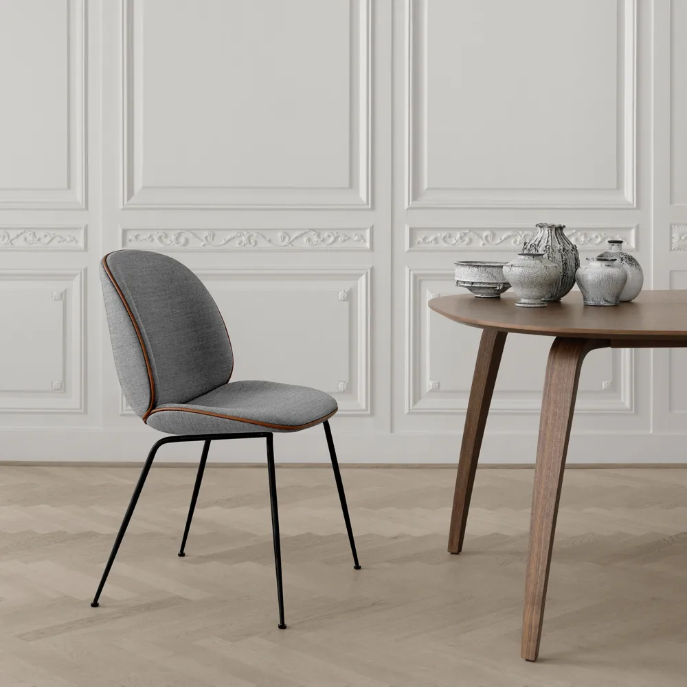 Beetle dining chair fully upholstered conic base, tekstil velluto cotone 970 mørkeblå, sort stålstativ GUBI