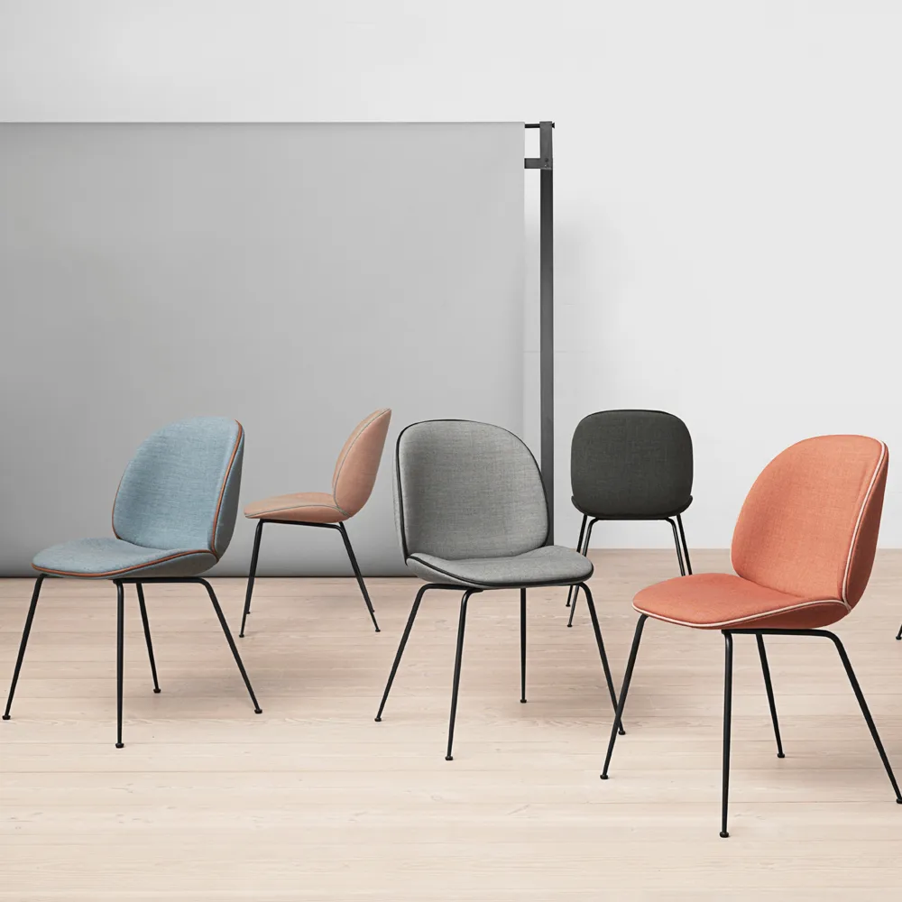 Beetle dining chair fully upholstered conic base, tekstil velluto cotone 970 mørkeblå, sort stålstativ GUBI