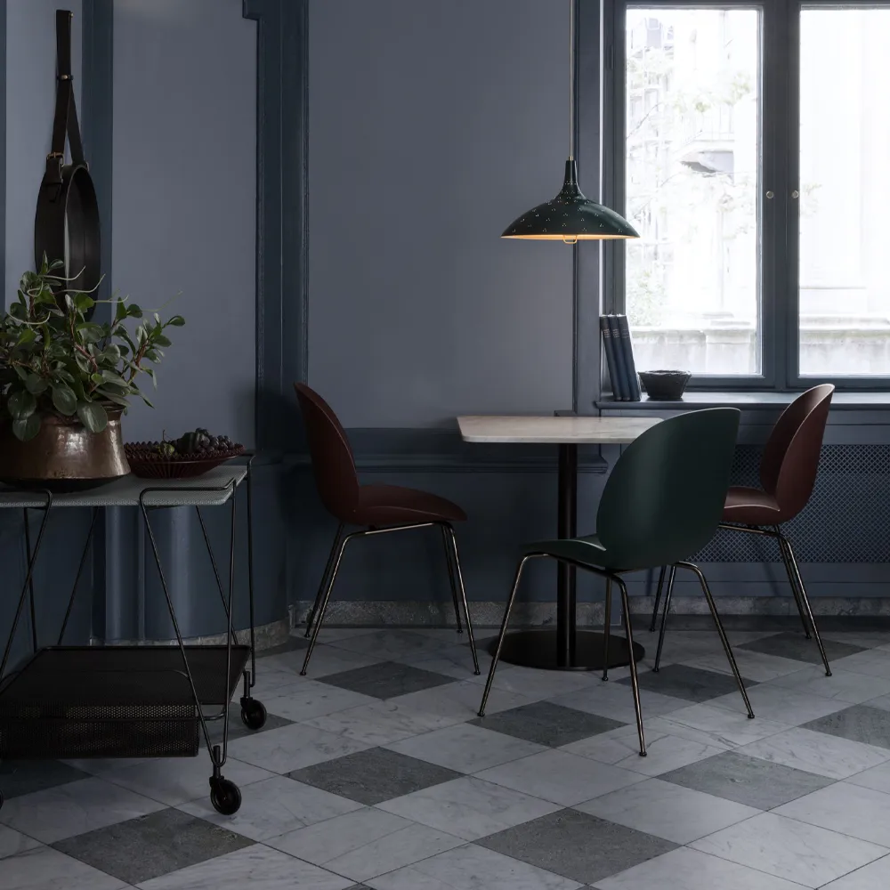 Beetle stol, Black, messing stativ GUBI