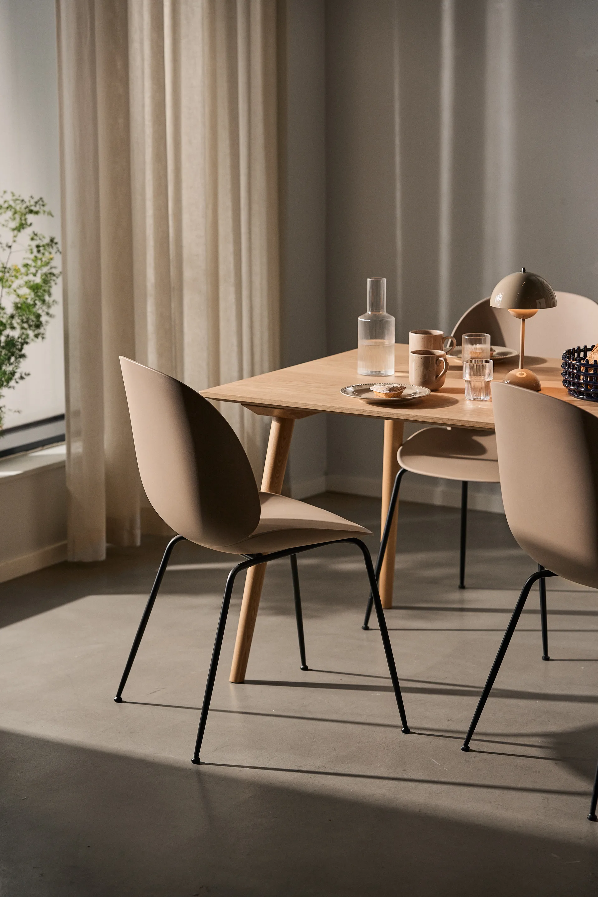 Beetle stol, New beige, sort forkrommet stålstativ GUBI