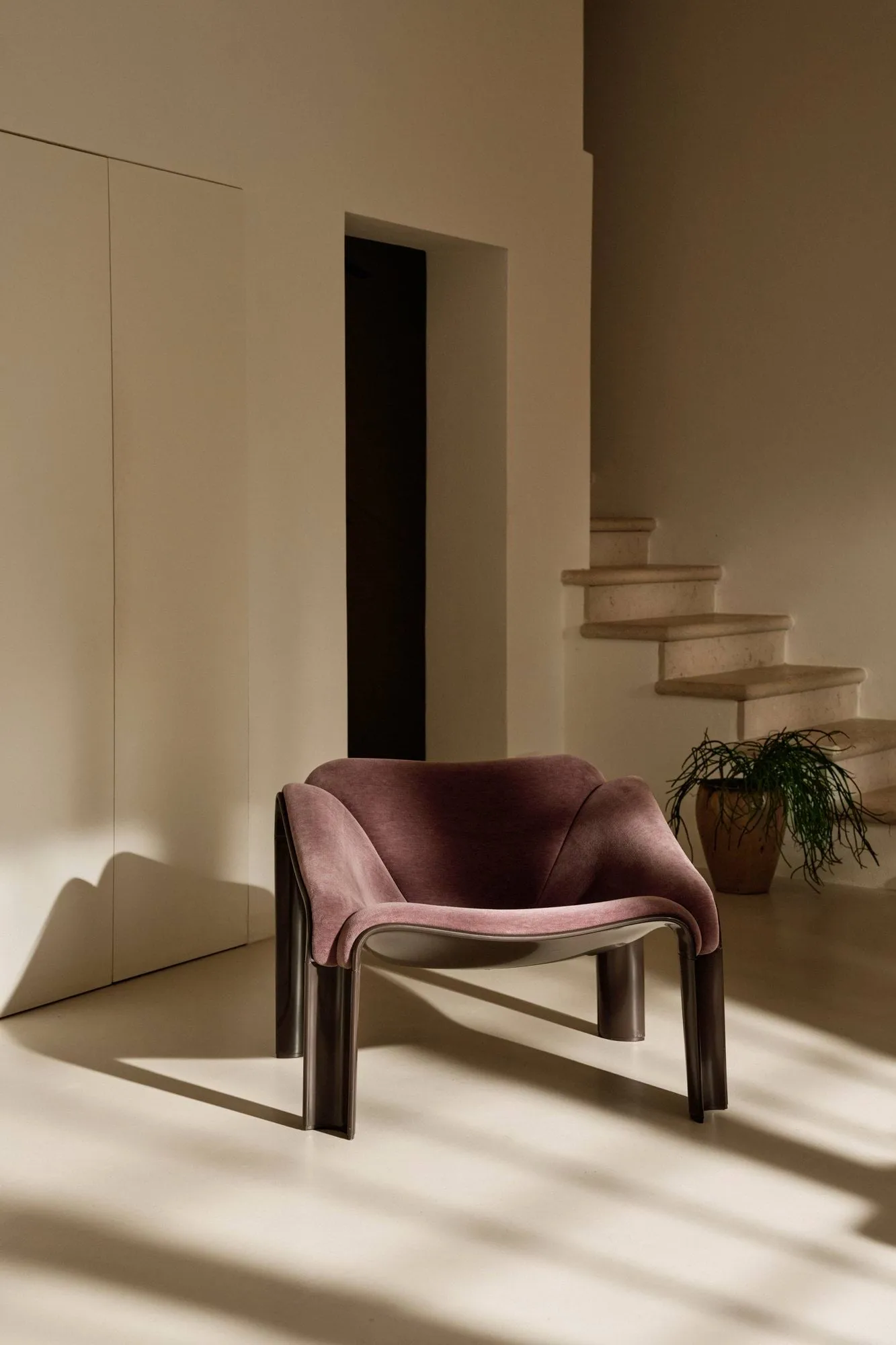 F300 loungestol, Molé-smooth lær coffee GUBI