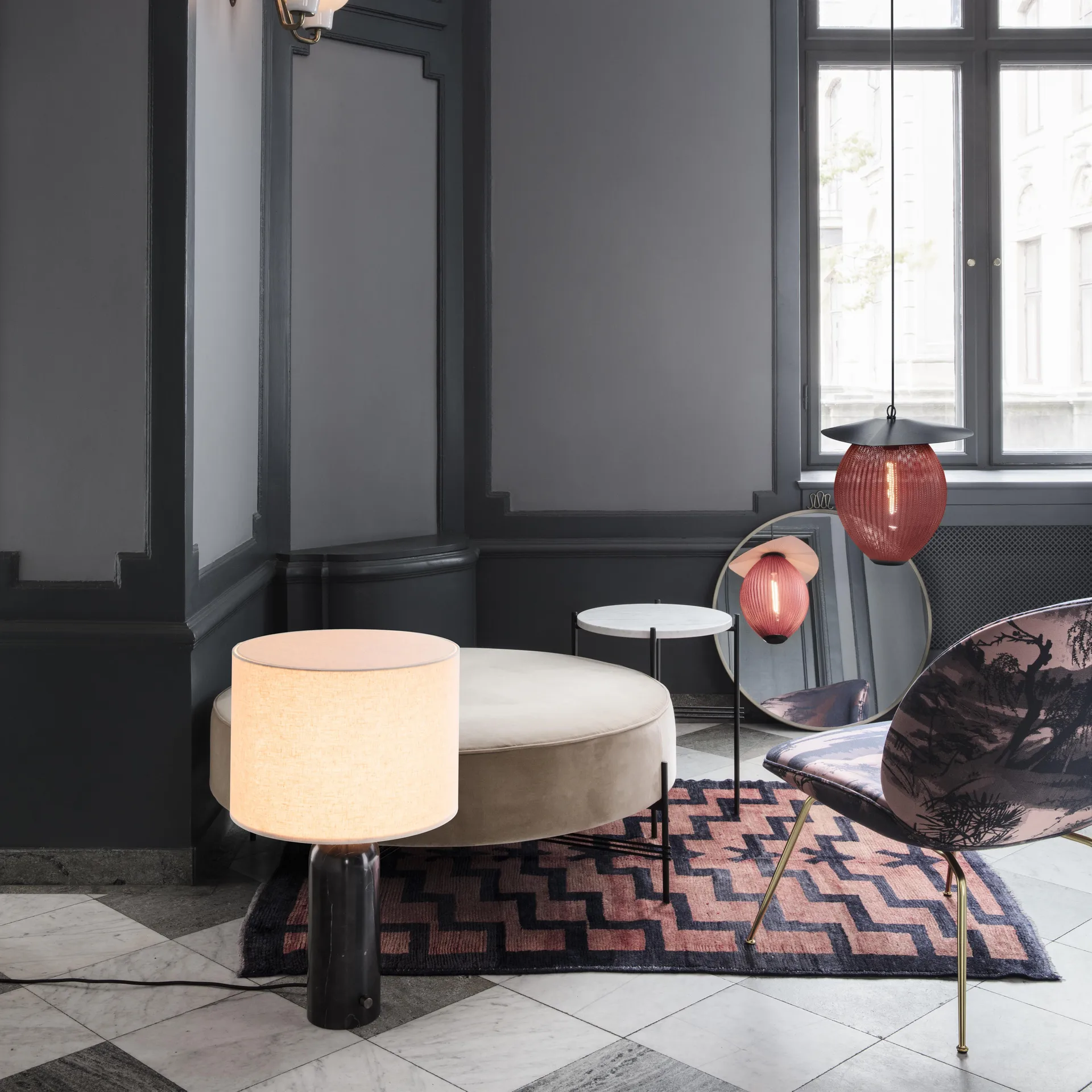 Grahvity L bordlampe, black marble + hvit skjerm GUBI