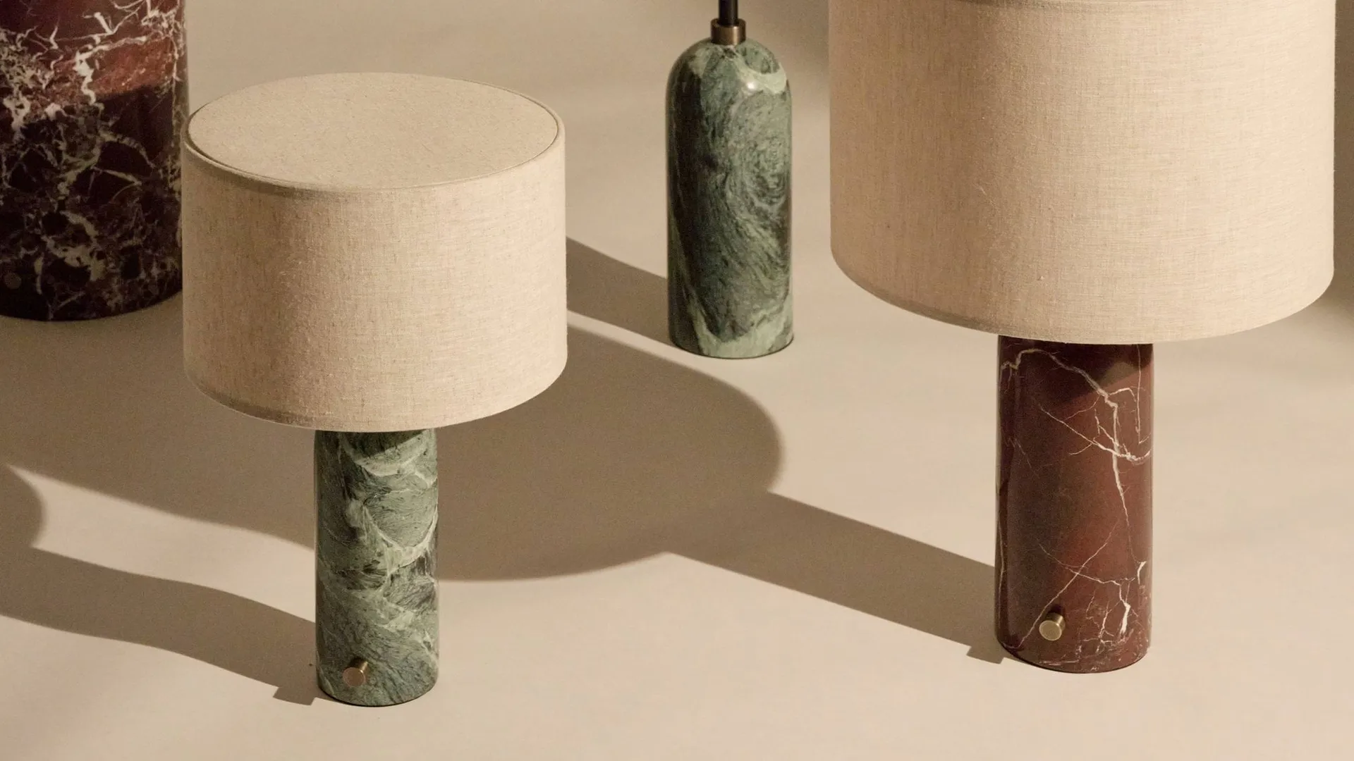 Grahvity L bordlampe, Maroon marble-white GUBI