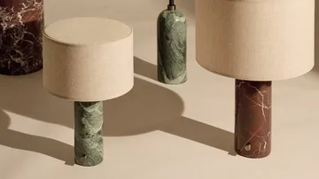 Grahvity L bordlampe - Maroon marble-white - GUBI