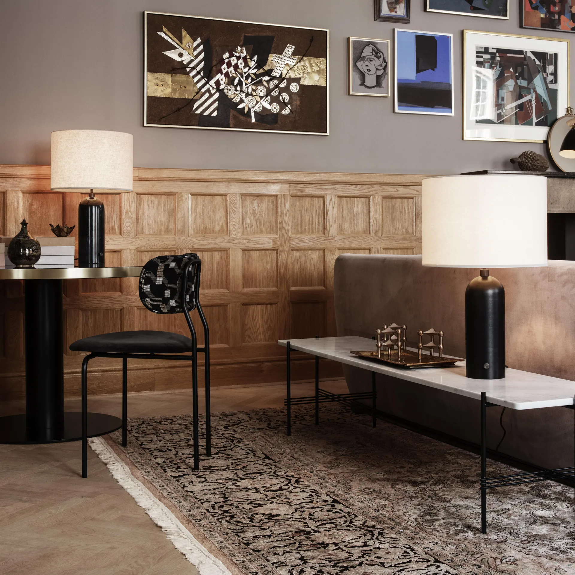 Gravity S bordlampe, black marble + hvit skjerm GUBI