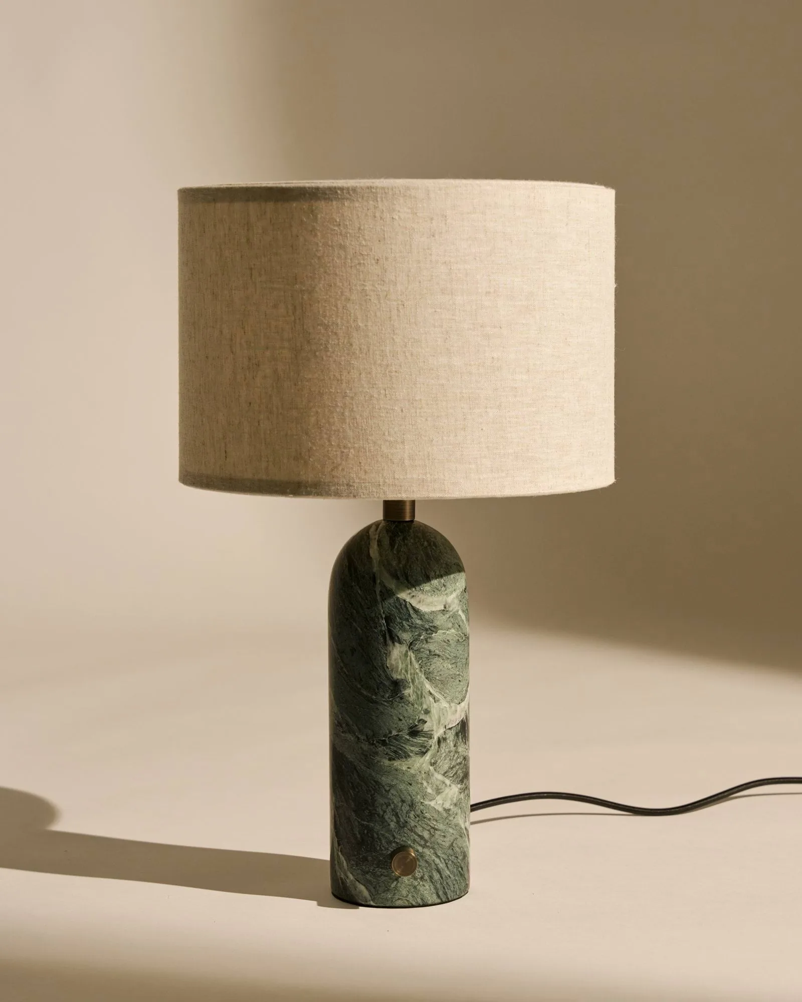 Gravity S bordlampe, Emerald marble-canvas GUBI