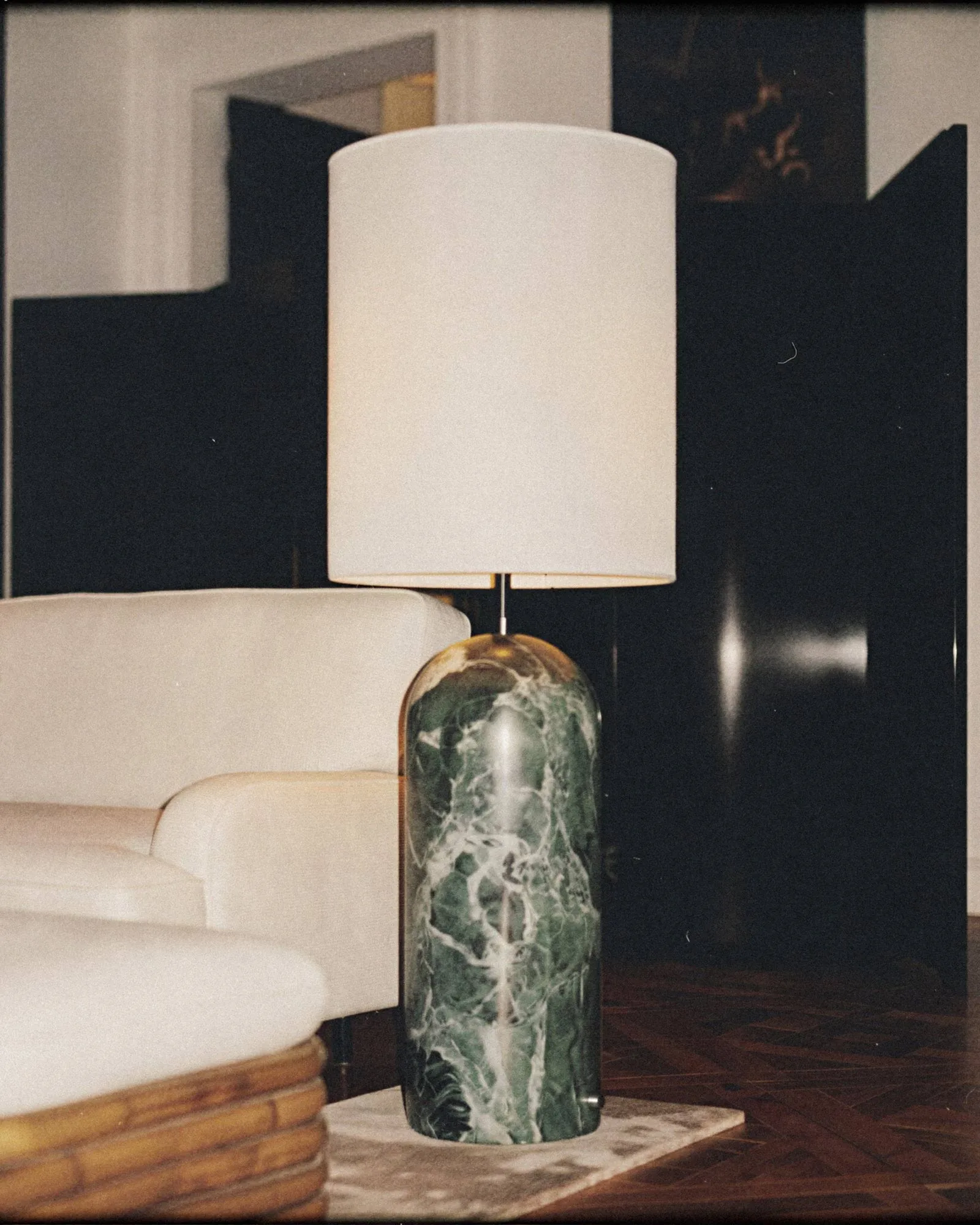 Gravity XL gulvlampe, Emerald marble-white GUBI
