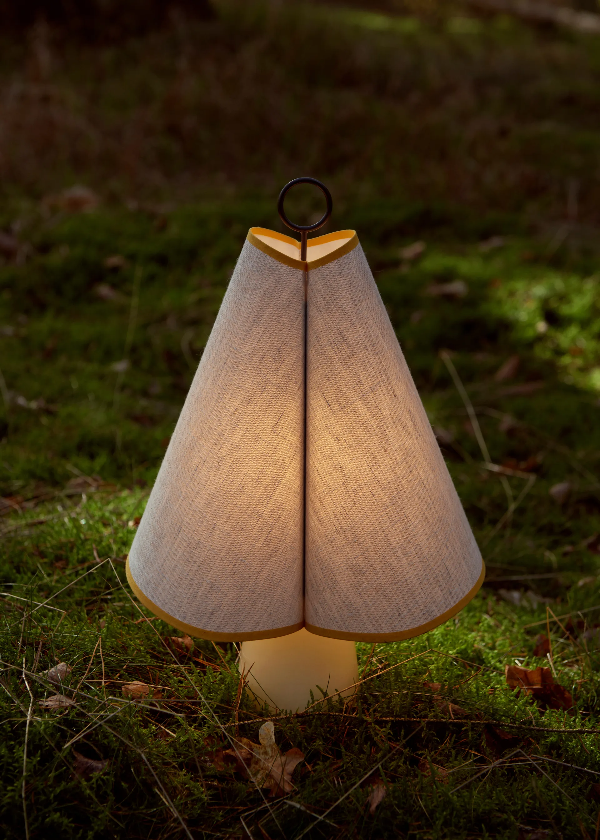 Hornbæk portable bordlampe, Poppy yellow GUBI
