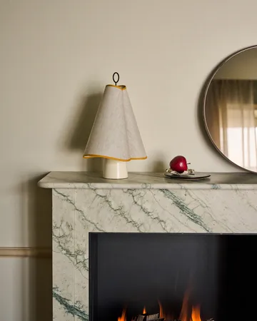 Hornbæk portable bordlampe - Poppy yellow - GUBI