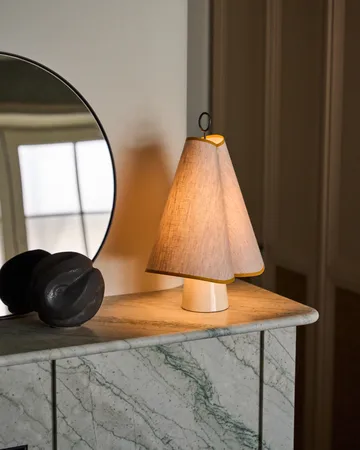 Hornbæk portable bordlampe - Poppy yellow - GUBI