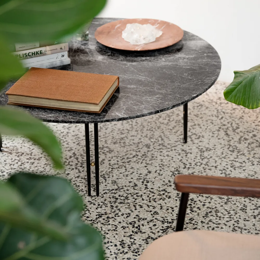 IOI sofabord, grey emperador marble, ø70, sort stativ GUBI