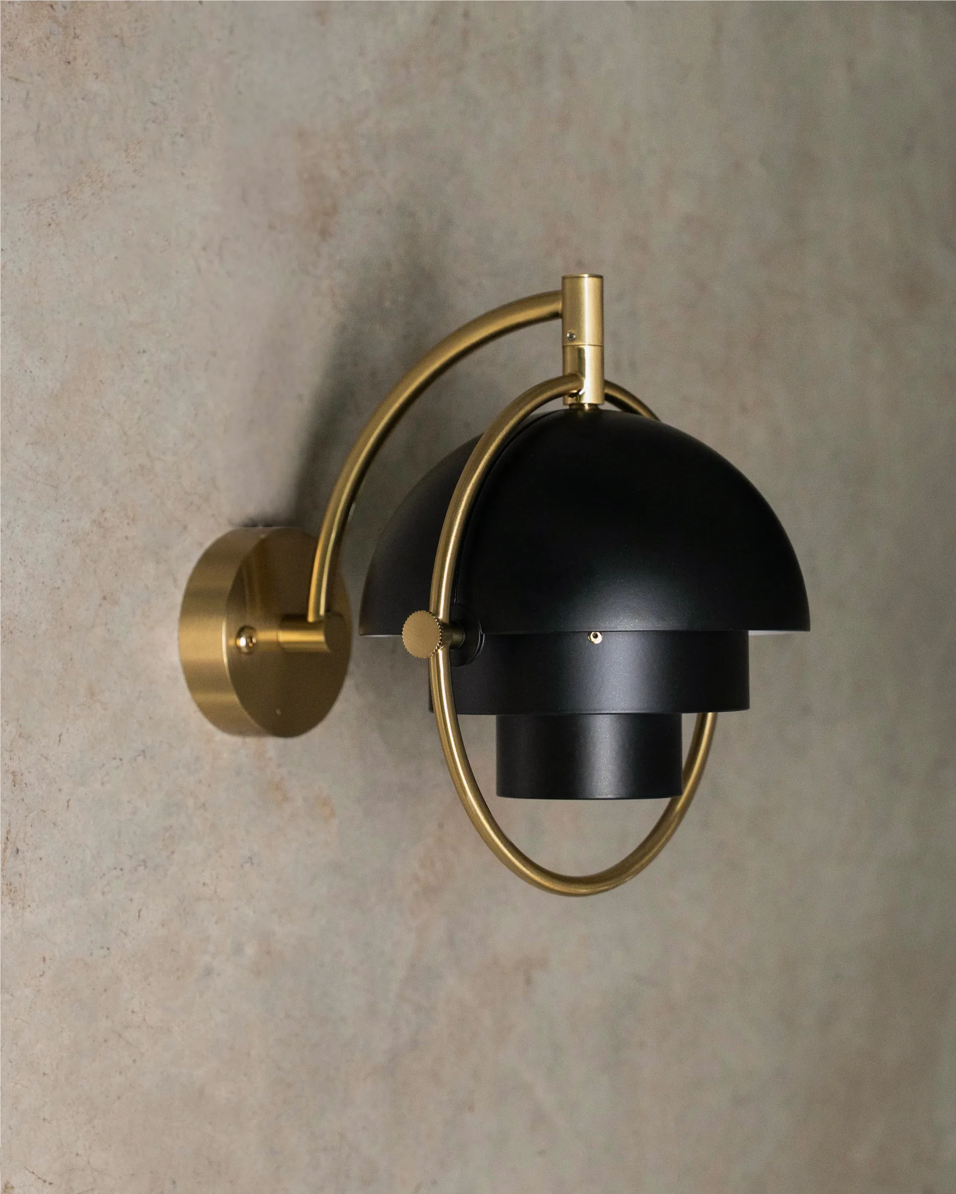 Multi-Lite vegglampe, Svart-messing GUBI