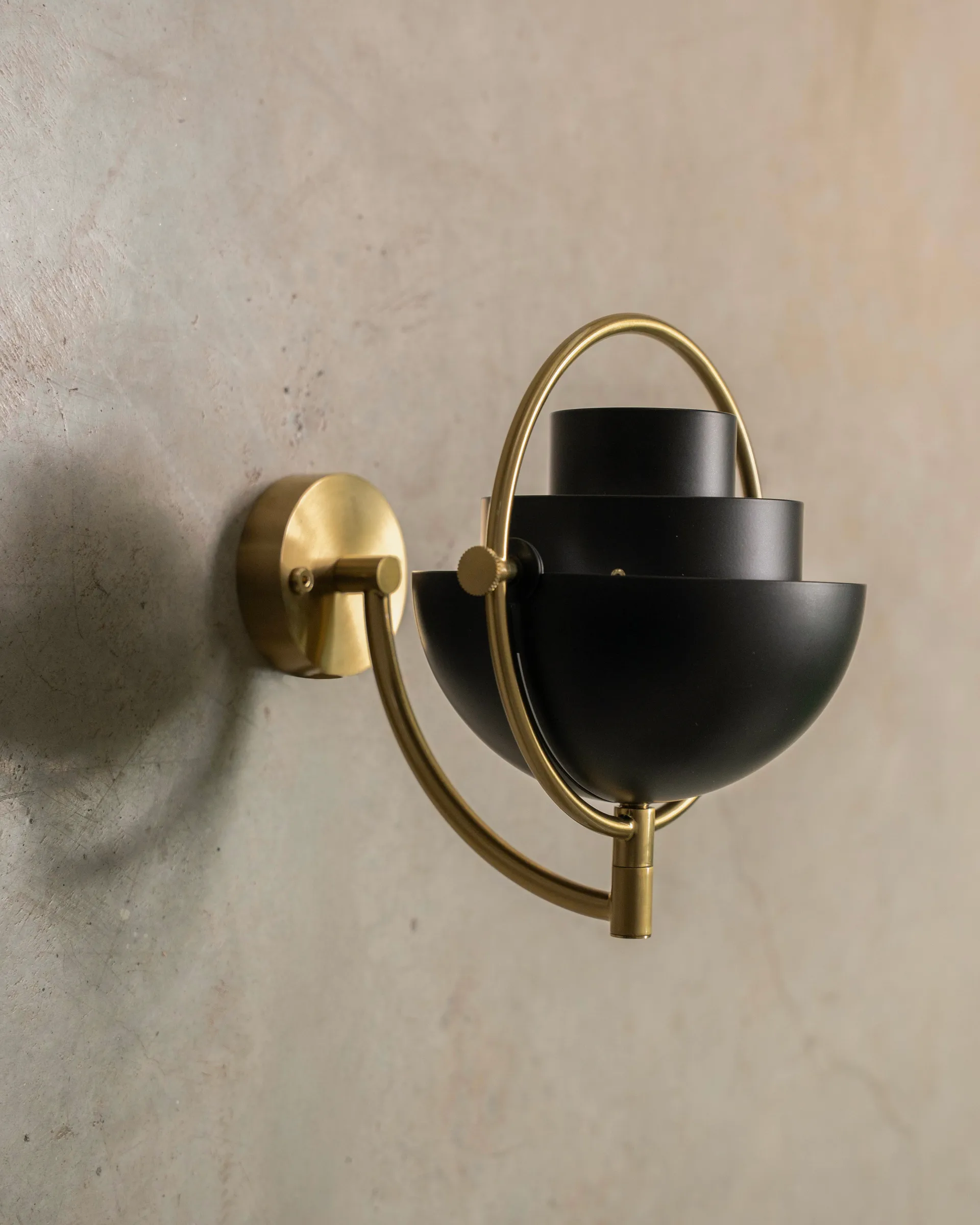 Multi-Lite vegglampe, Svart-messing GUBI