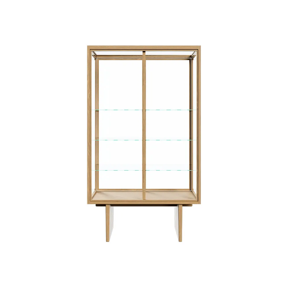 Private vitrineskap, glass, lysbeiset eik GUBI