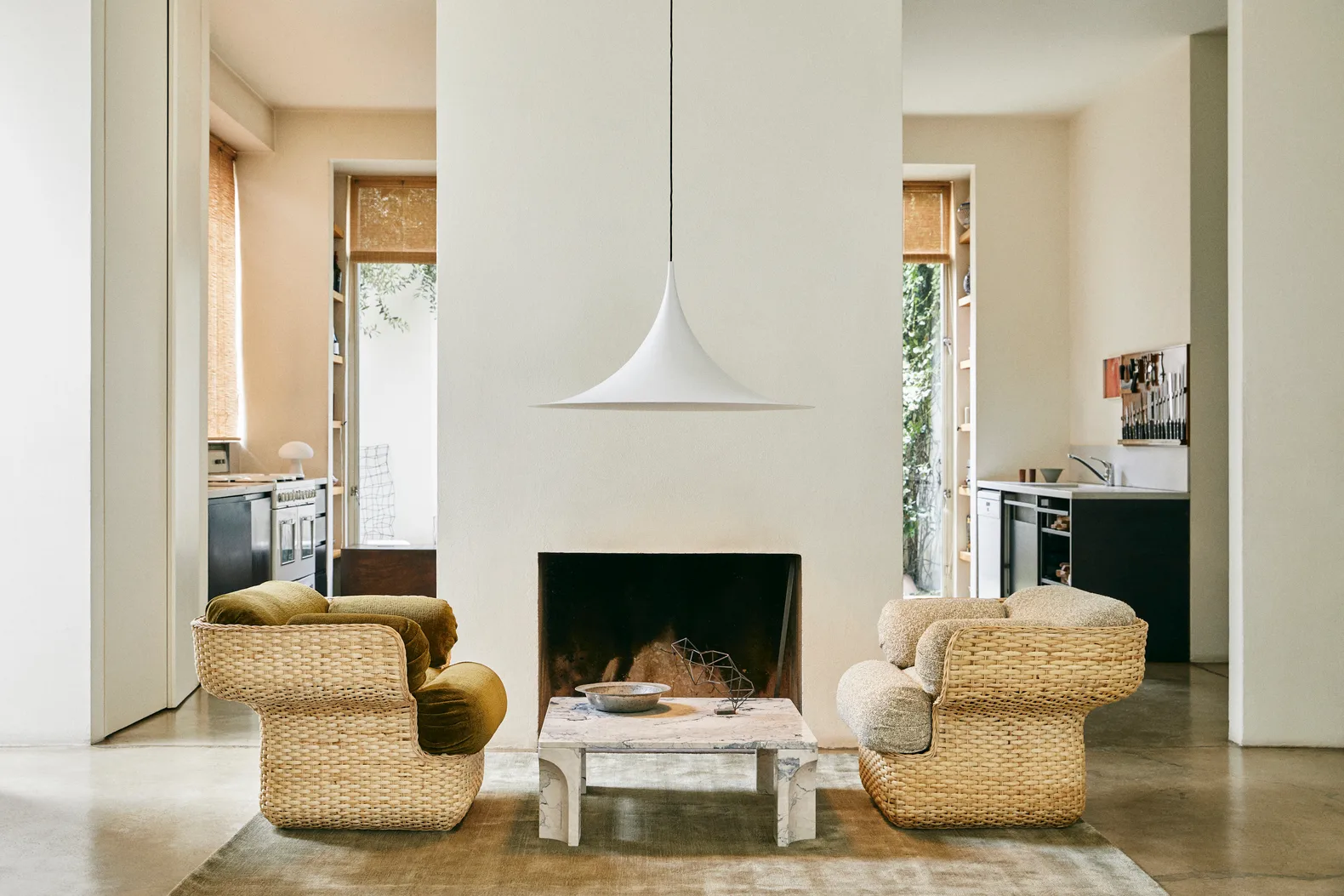 Semi Ø 90 pendel, White semi matt GUBI