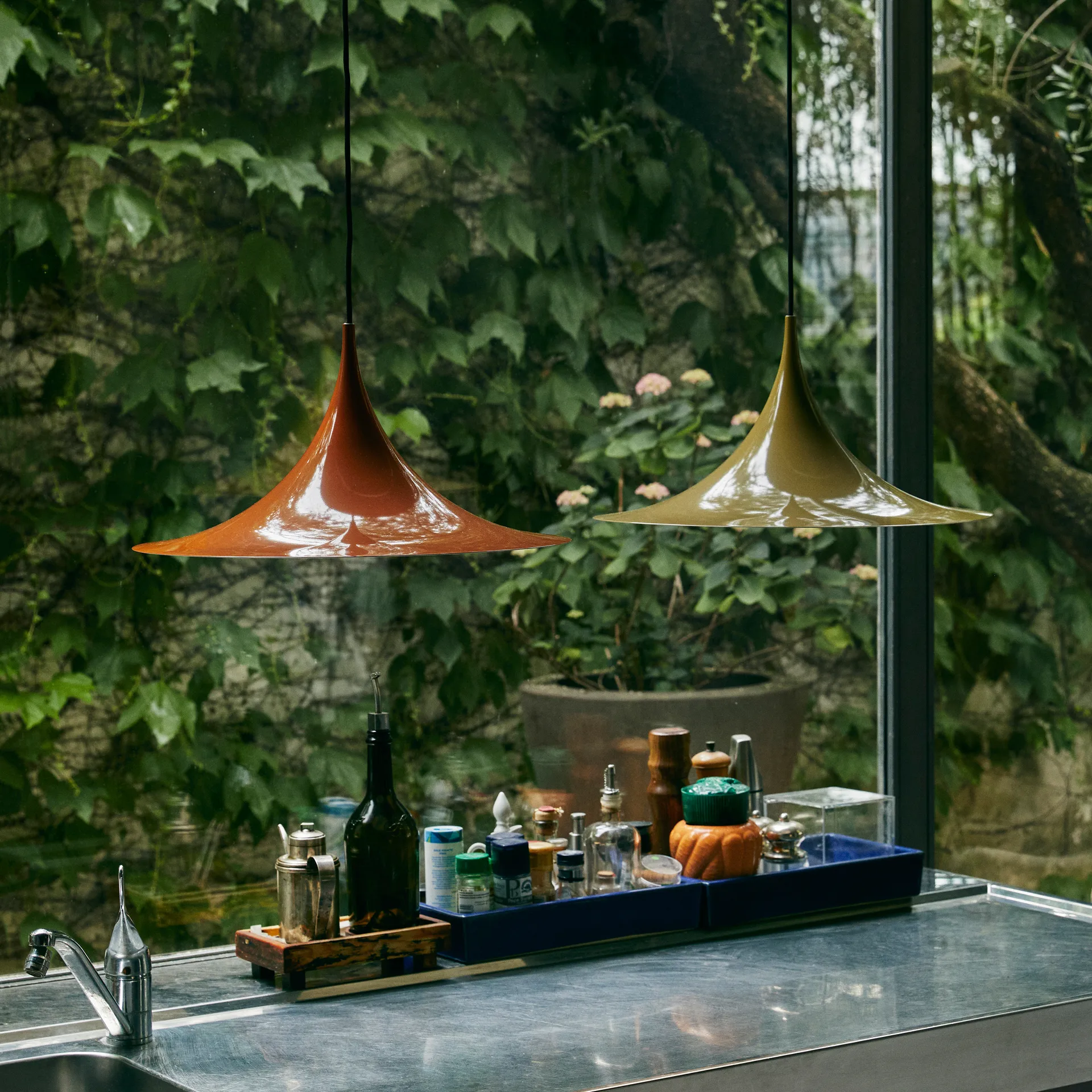 Semi lampe Ø 47 cm, Fennel seed glossy
​ GUBI