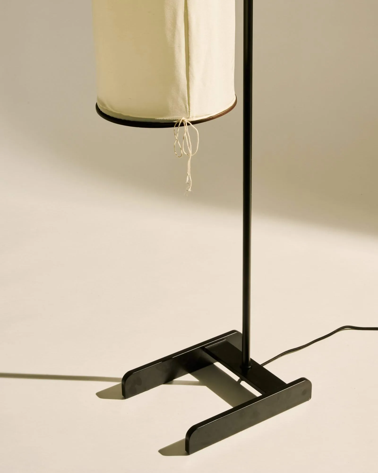 Silk Lantern gulvlampe, Natural white silk-semi matt svart, 163 cm GUBI