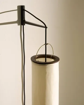 Silk Lantern vegglampe - Natural white silk-semi matt svart - GUBI